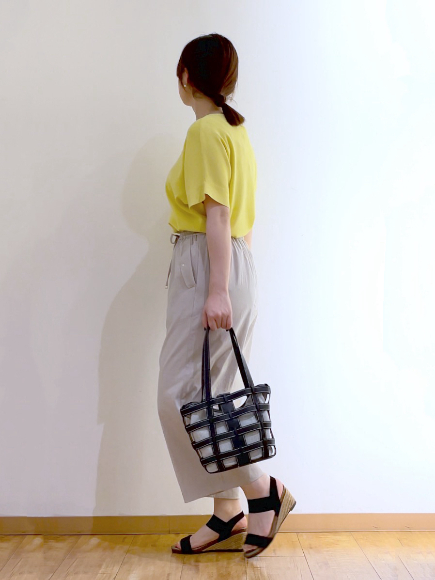 かのさんの「SHOO･LA･RUE｜【毎日洗える/UV】二の腕隠れる さらっとドルマン半袖ニット」を使ったコーディネート