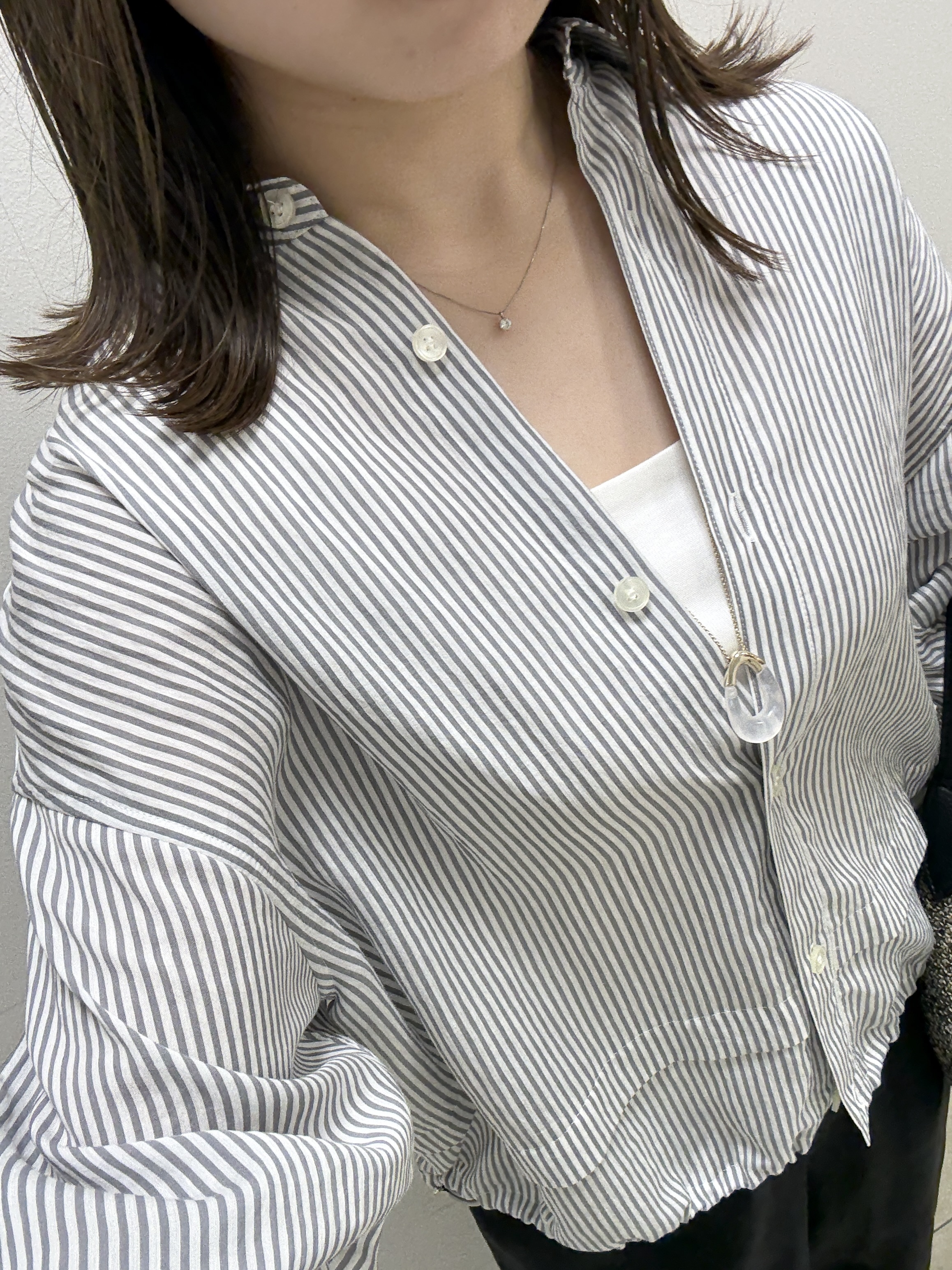 kahoさんの「INDIVI｜【接触冷感／洗える／2WAY】ドロスト付 シアーシャンブレーシャツ」を使ったコーディネート