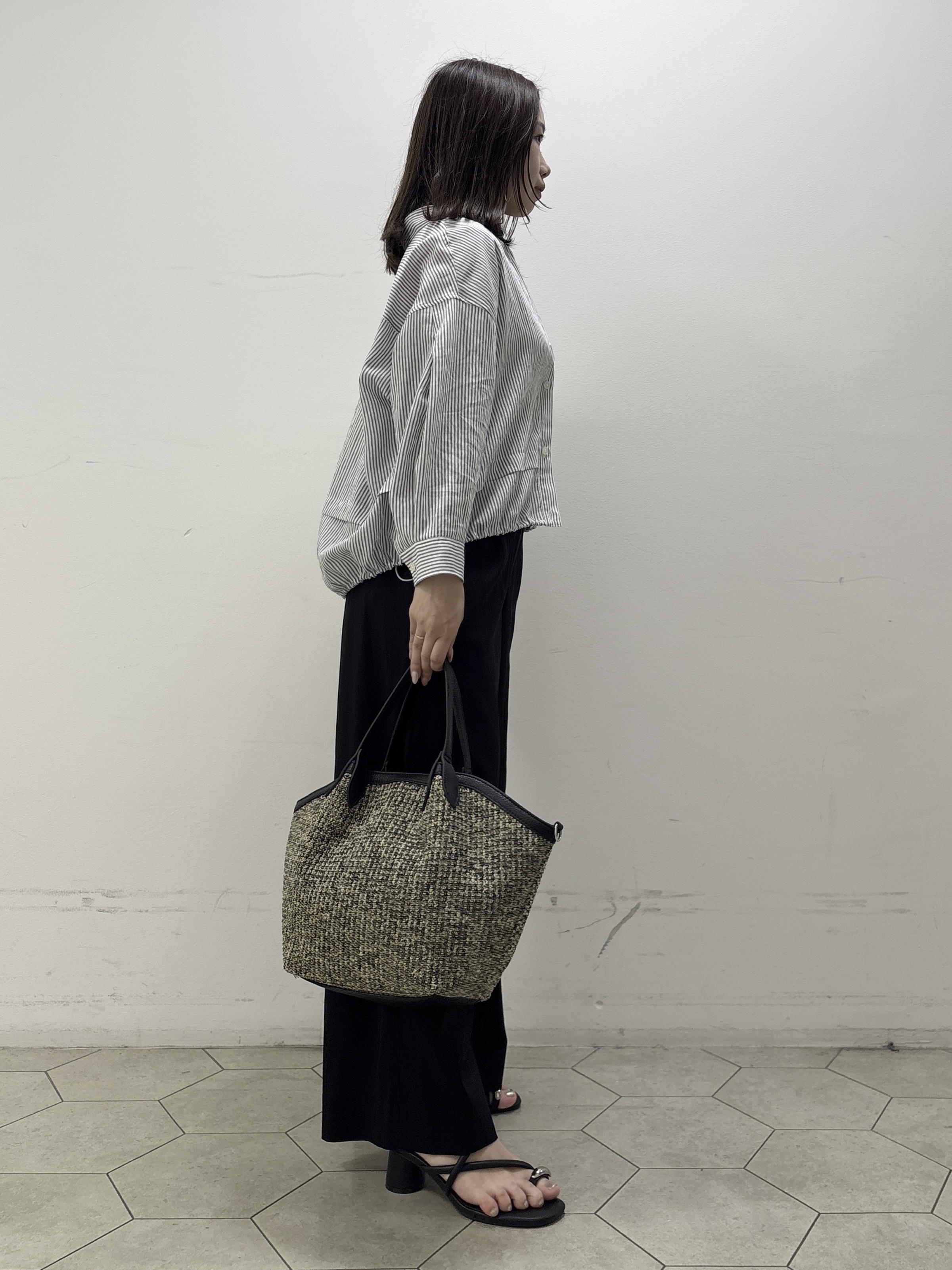 kahoさんの「INDIVI｜【接触冷感／洗える／2WAY】ドロスト付 シアーシャンブレーシャツ」を使ったコーディネート