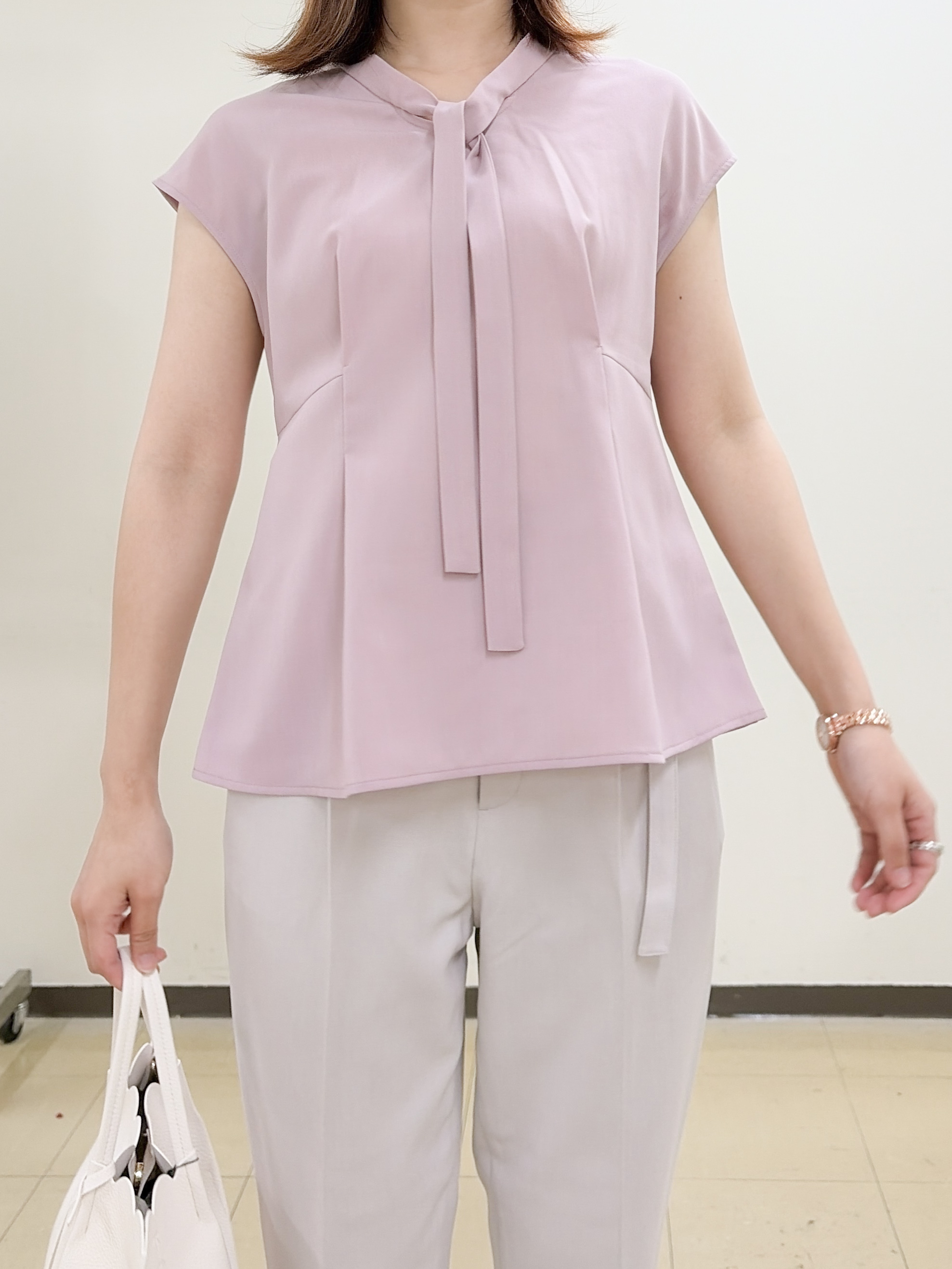 yurinaさんの「index｜【接触冷感／防シワ】ペプラムボウタイブラウス《洗濯機OK／ストレッチ》」を使ったコーディネート