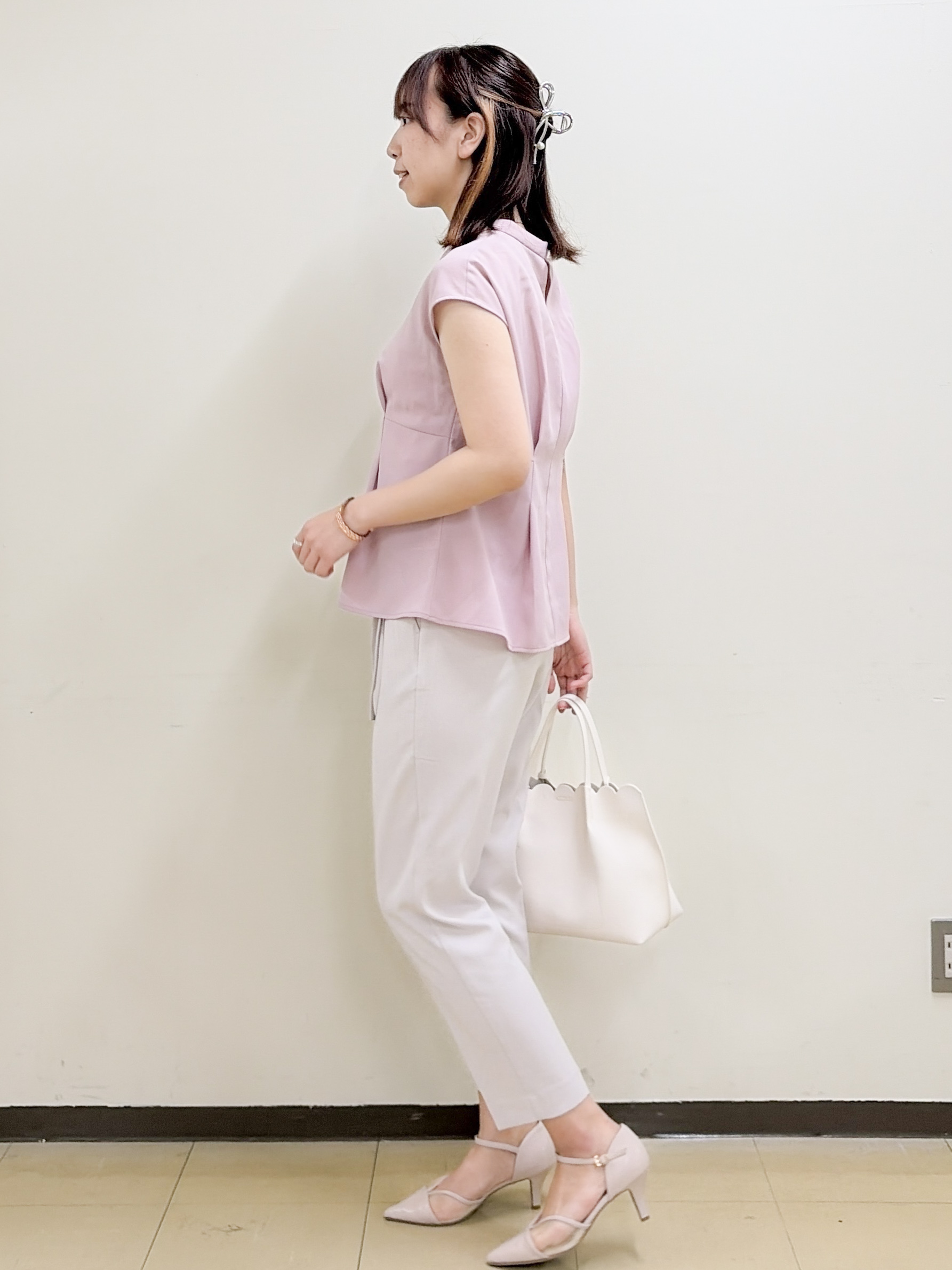 yurinaさんの「index｜【接触冷感／防シワ】ペプラムボウタイブラウス《洗濯機OK／ストレッチ》」を使ったコーディネート