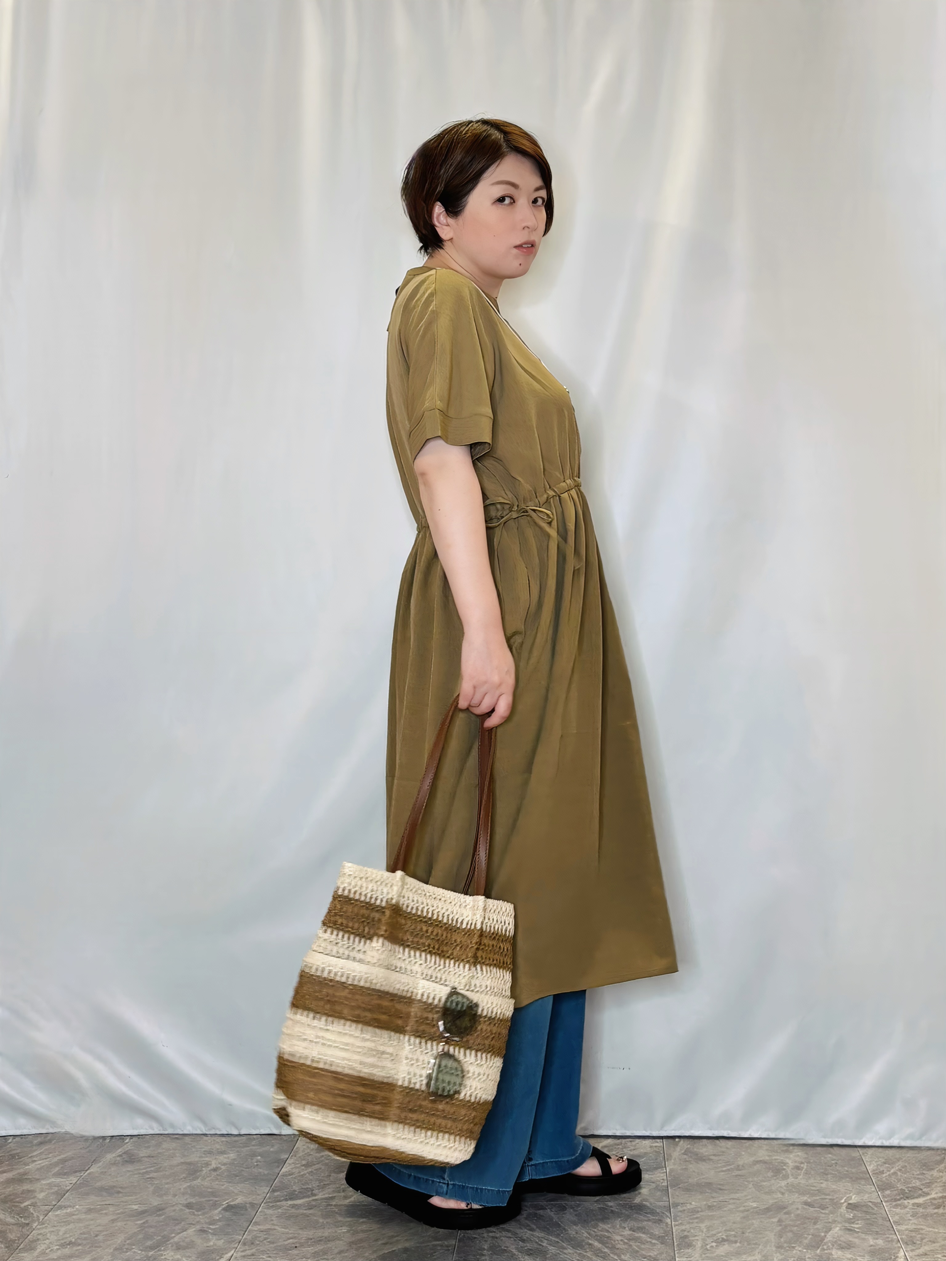 たみさんの「SHOO･LA･RUE｜【洗濯機可/体型カバー】ウエストシャーリングで女性らしく 麻調スキッパーサイドリボンワンピース」を使ったコーディネート