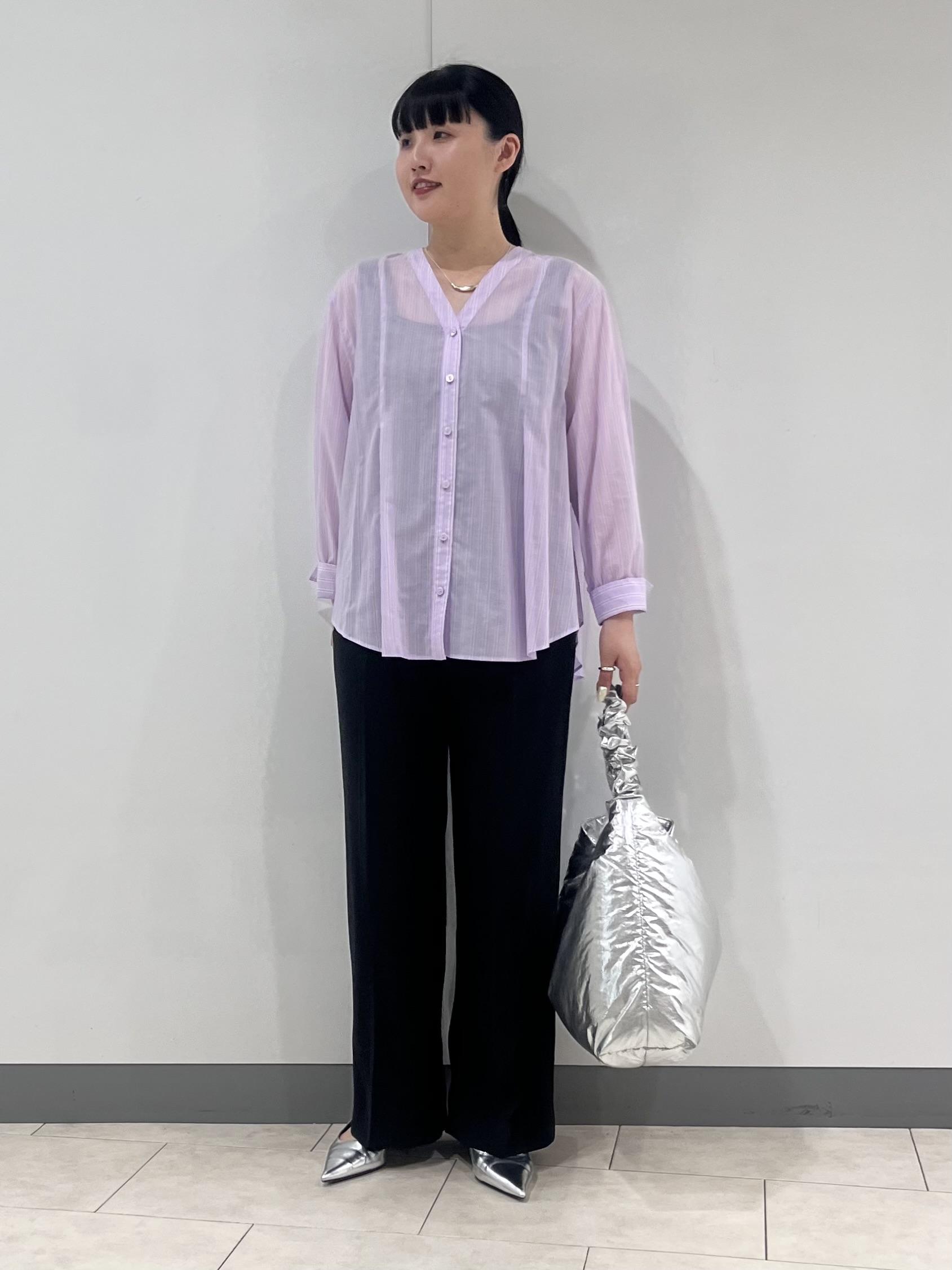 hasuさんの「INDIVI｜【洗える／軽やか】無地＆ストライプ柄 切替タックブラウス」を使ったコーディネート