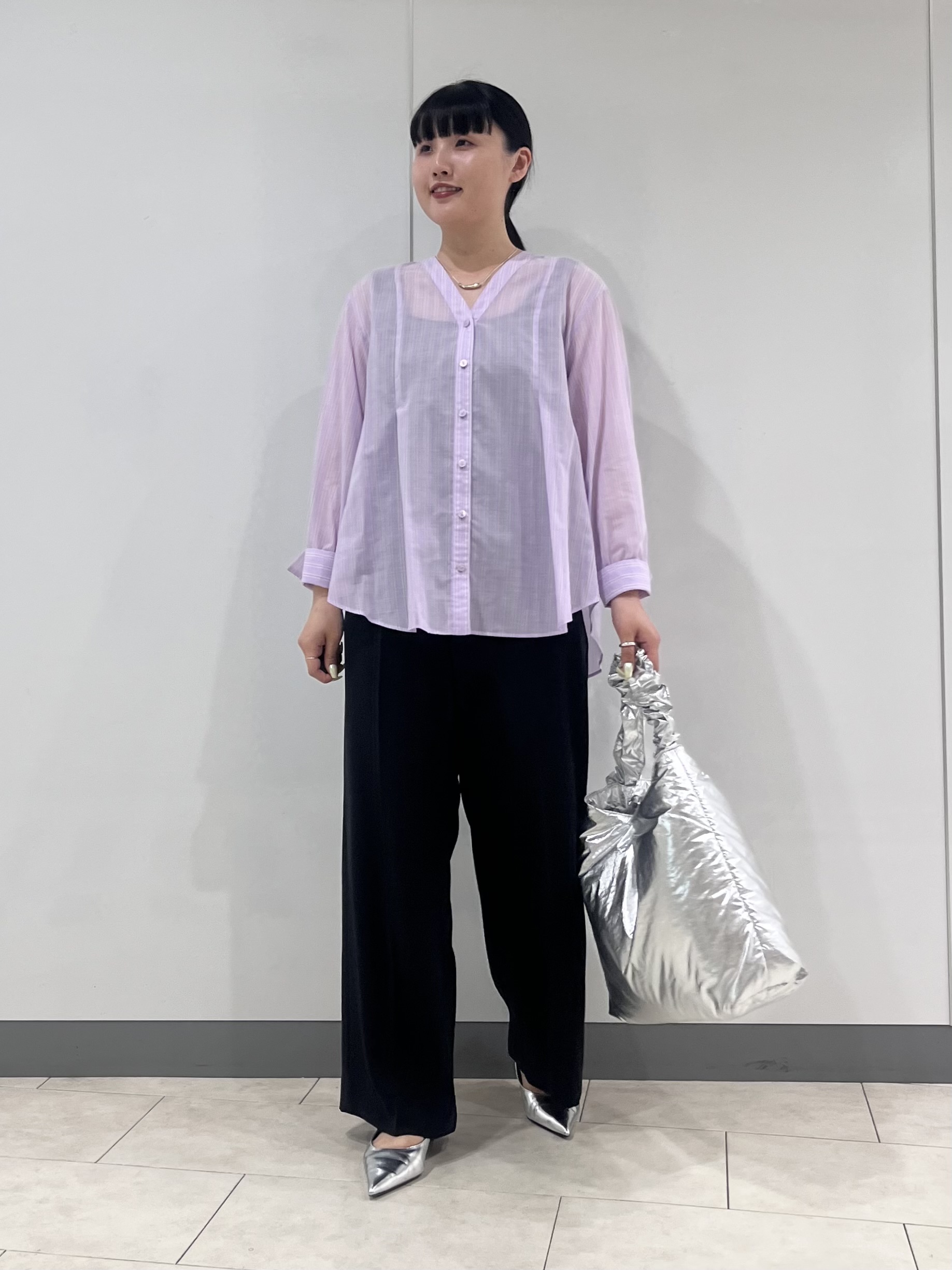 hasuさんの「INDIVI｜【洗える／軽やか】無地＆ストライプ柄 切替タックブラウス」を使ったコーディネート