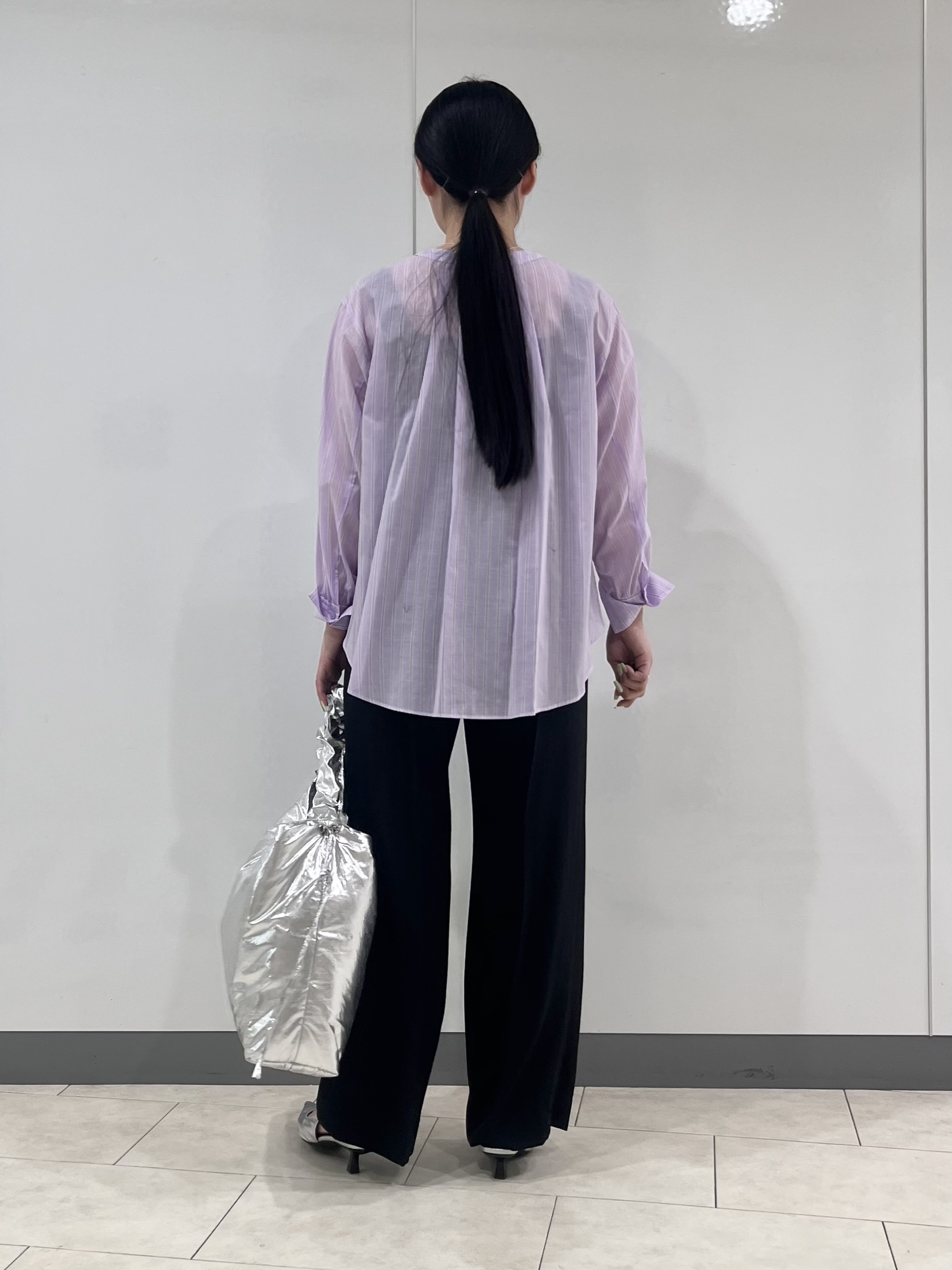 hasuさんの「INDIVI｜【洗える／軽やか】無地＆ストライプ柄 切替タックブラウス」を使ったコーディネート