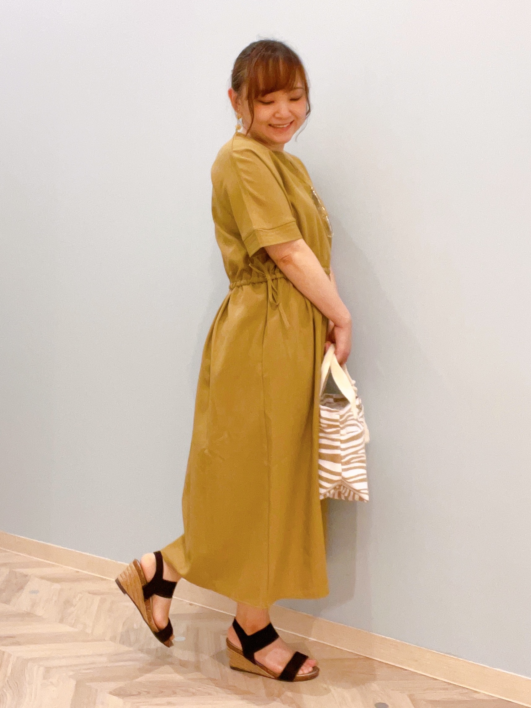 kitaさんの「SHOO･LA･RUE｜【洗濯機可/体型カバー】ウエストシャーリングで女性らしく 麻調スキッパーサイドリボンワンピース」を使ったコーディネート