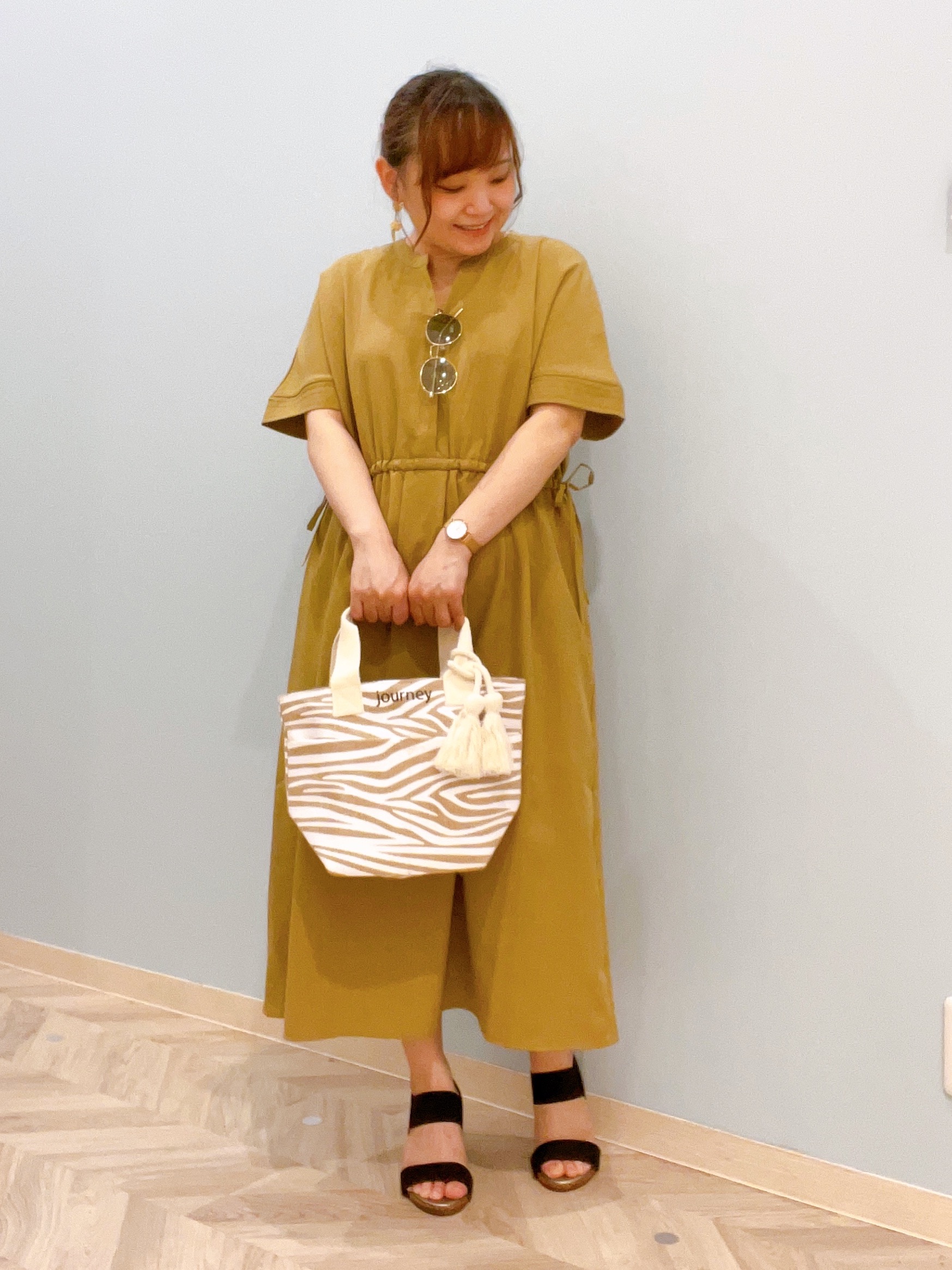kitaさんの「SHOO･LA･RUE｜【洗濯機可/体型カバー】ウエストシャーリングで女性らしく 麻調スキッパーサイドリボンワンピース」を使ったコーディネート