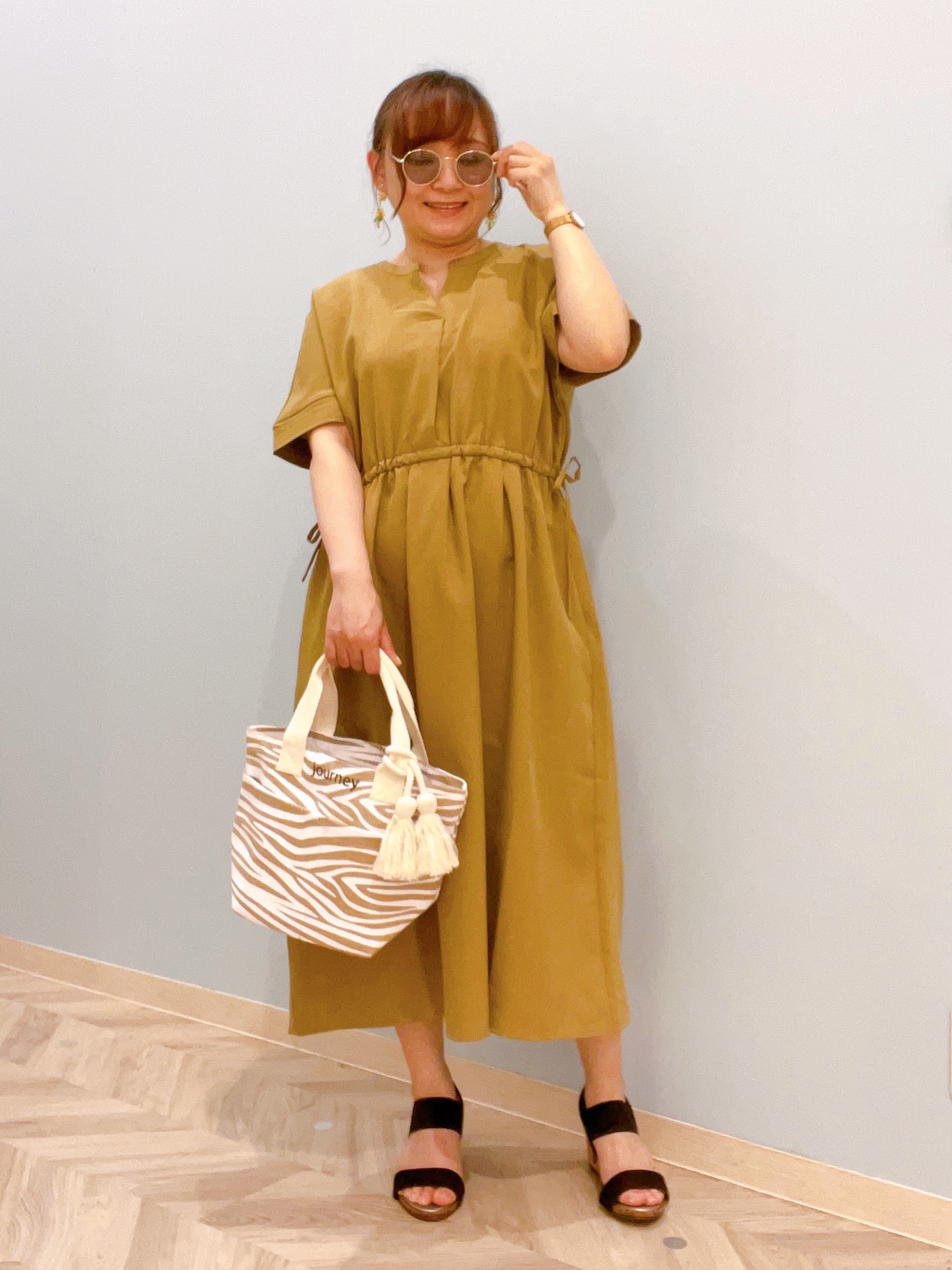 kitaさんの「SHOO･LA･RUE｜【洗濯機可/体型カバー】ウエストシャーリングで女性らしく 麻調スキッパーサイドリボンワンピース」を使ったコーディネート
