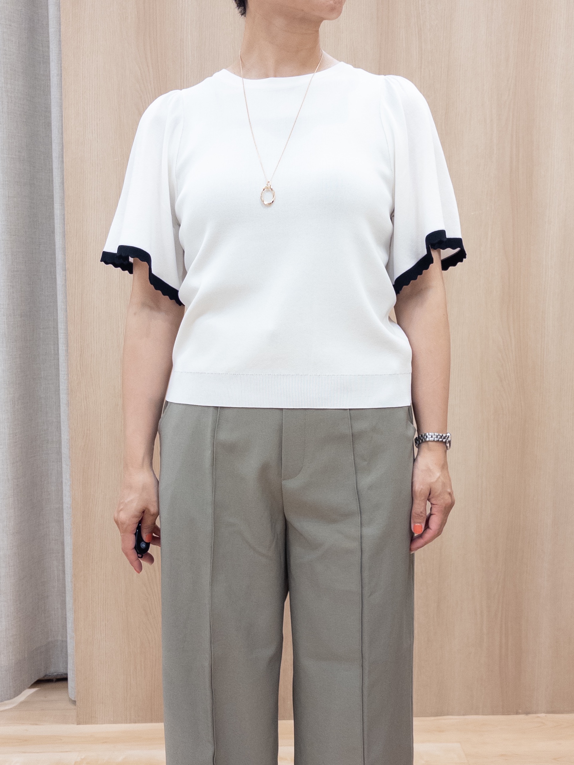 シュウコさんの「grove｜高評価！【シリーズ累計36万枚！名品ニット】やわらかドライタッチ スカラップスリーブニット」を使ったコーディネート