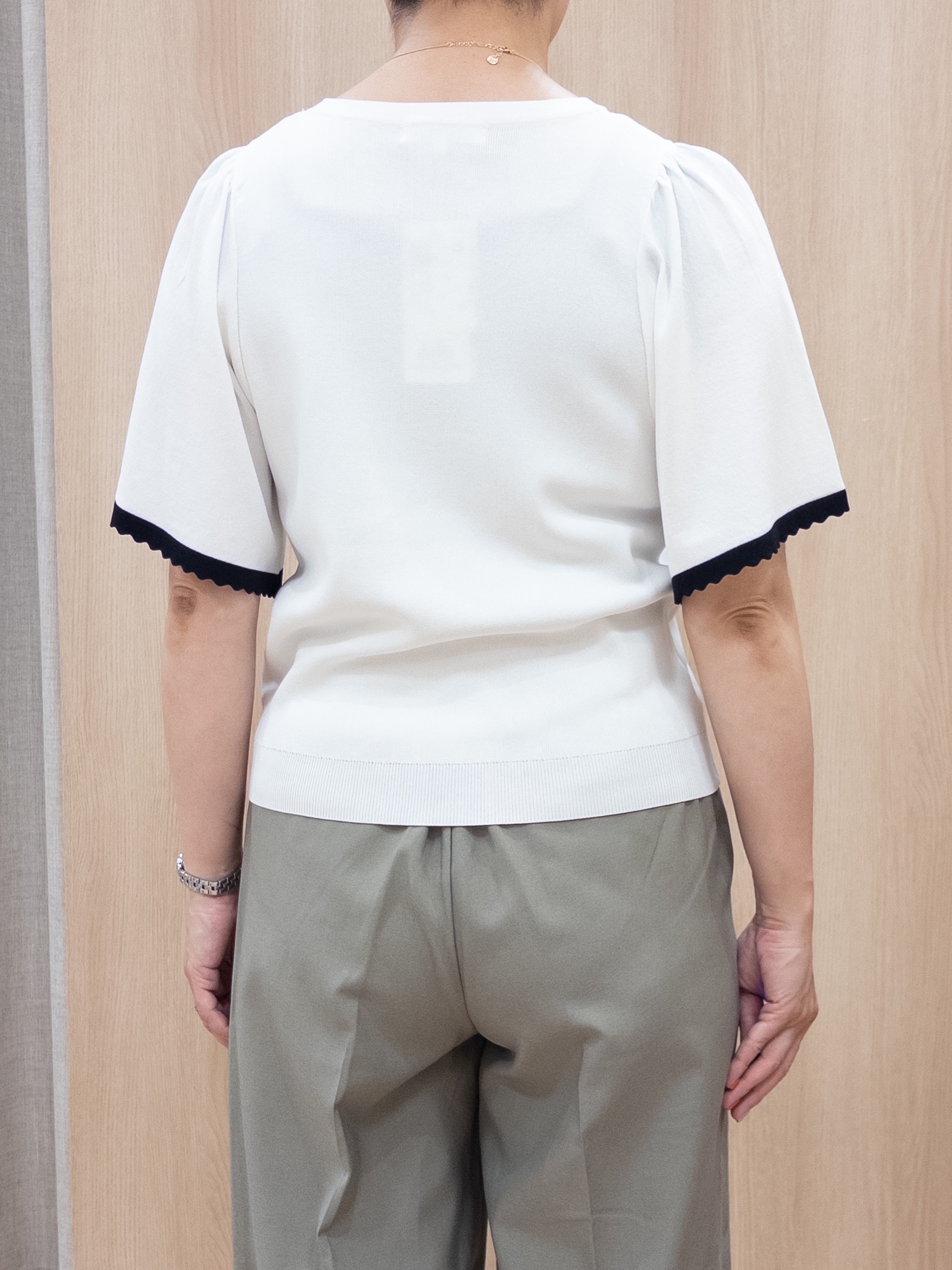 シュウコさんの「grove｜高評価！【シリーズ累計36万枚！名品ニット】やわらかドライタッチ スカラップスリーブニット」を使ったコーディネート