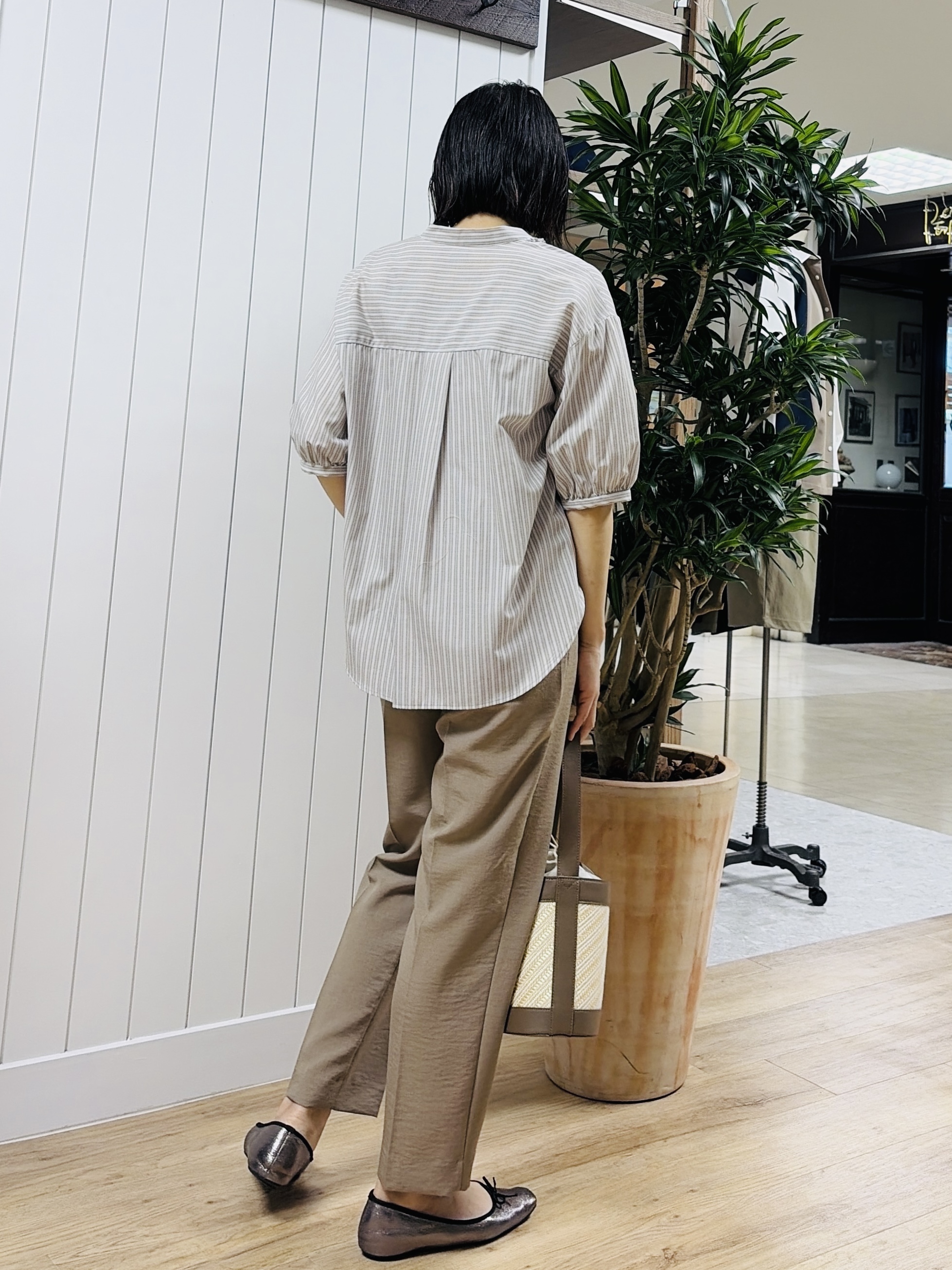 ISOさんの「Dessin｜【着映え/洗える】フロントフリル五分袖ブラウス」を使ったコーディネート