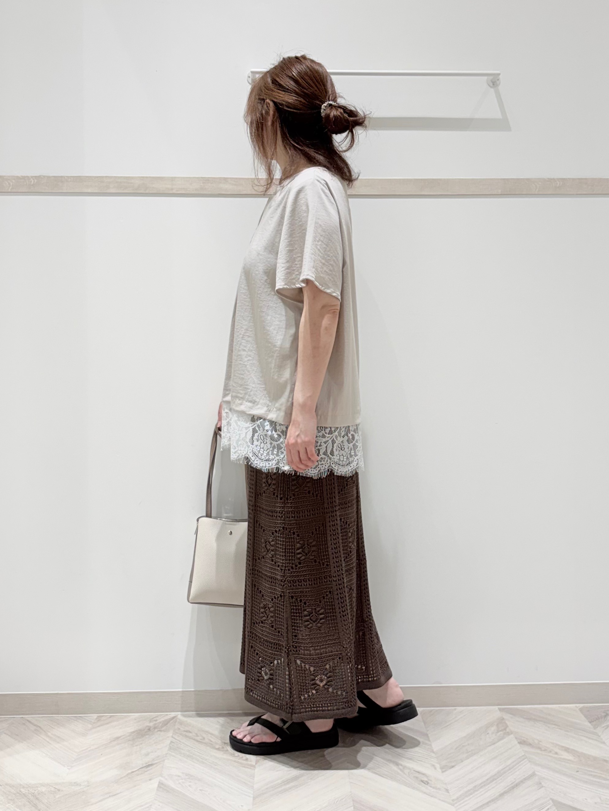 c_h_i_k_aさんの「SHOO･LA･RUE｜【S-LL/洗濯機可】軽凛(かろりん) 楽に着られて上品 裾レーススキッパーブラウス」を使ったコーディネート