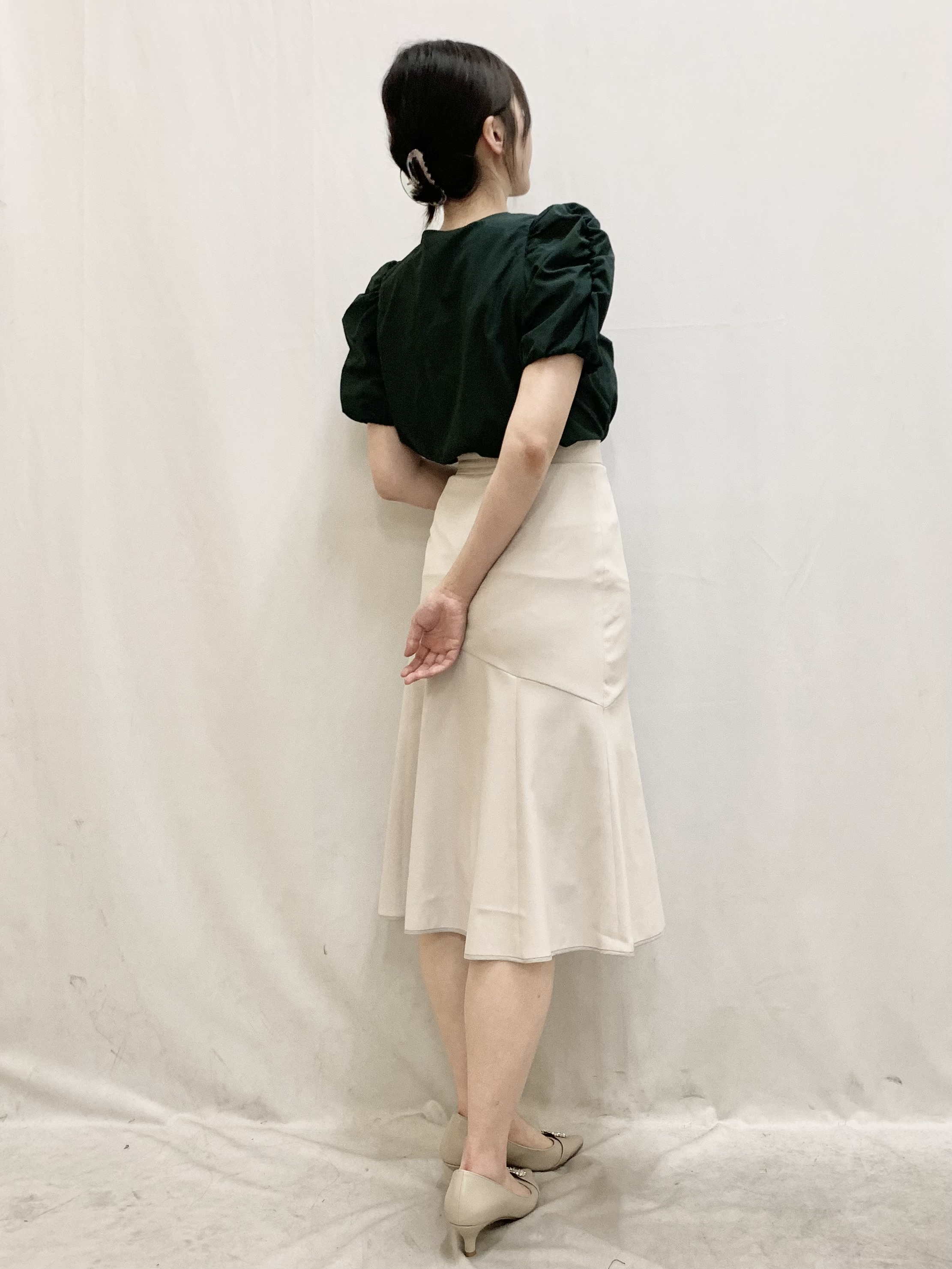 kasumiさんの「index｜【接触冷感／防シワ】シャーリングスリーブブラウス《洗濯機OK》」を使ったコーディネート