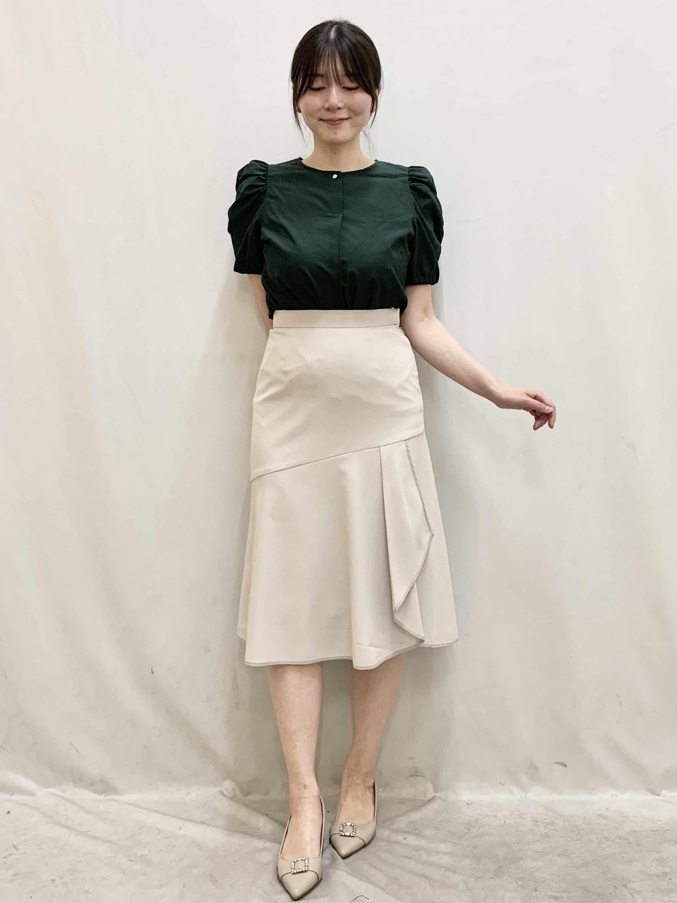 kasumiさんの「index｜【接触冷感／防シワ】シャーリングスリーブブラウス《洗濯機OK》」を使ったコーディネート