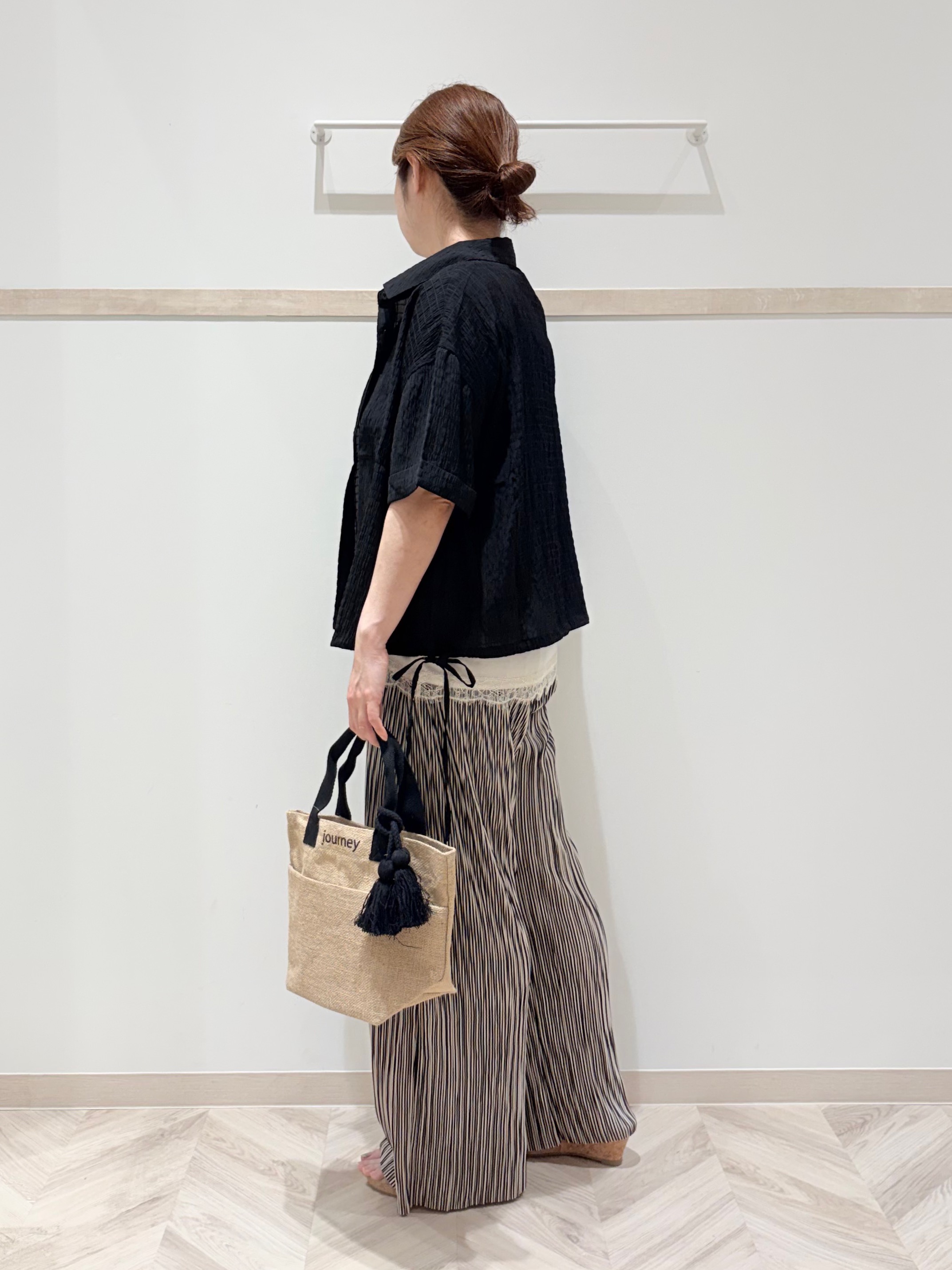 c_h_i_k_aさんの「SHOO･LA･RUE｜【S-LL/洗濯機可/体型カバー】さらさら シャーリングシフォン 裾ドロストシャツ」を使ったコーディネート