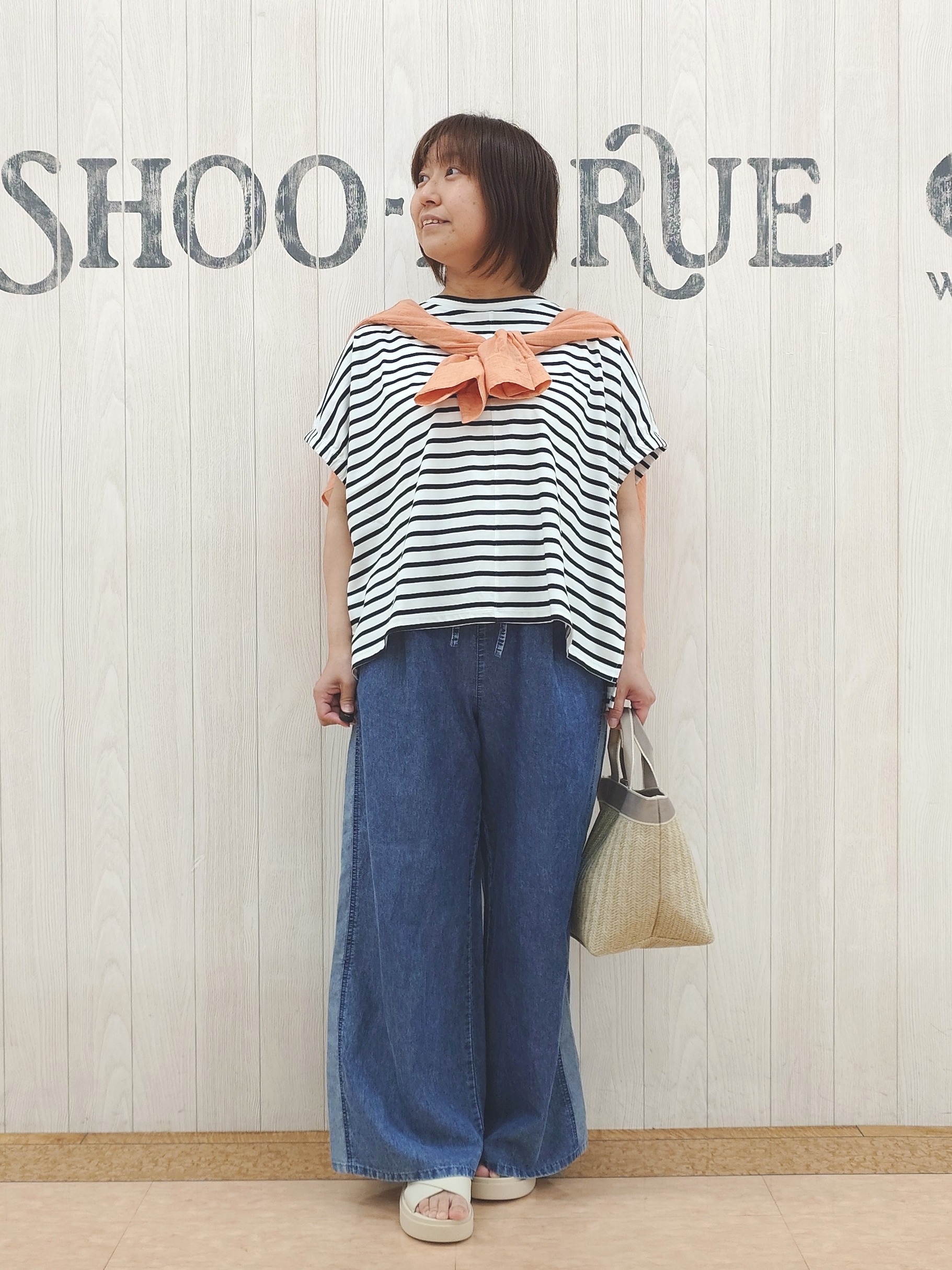 とろろさんの「SHOO･LA･RUE｜【体型カバー】ふんわり質感 やわらかこなれシアーシャツ」を使ったコーディネート