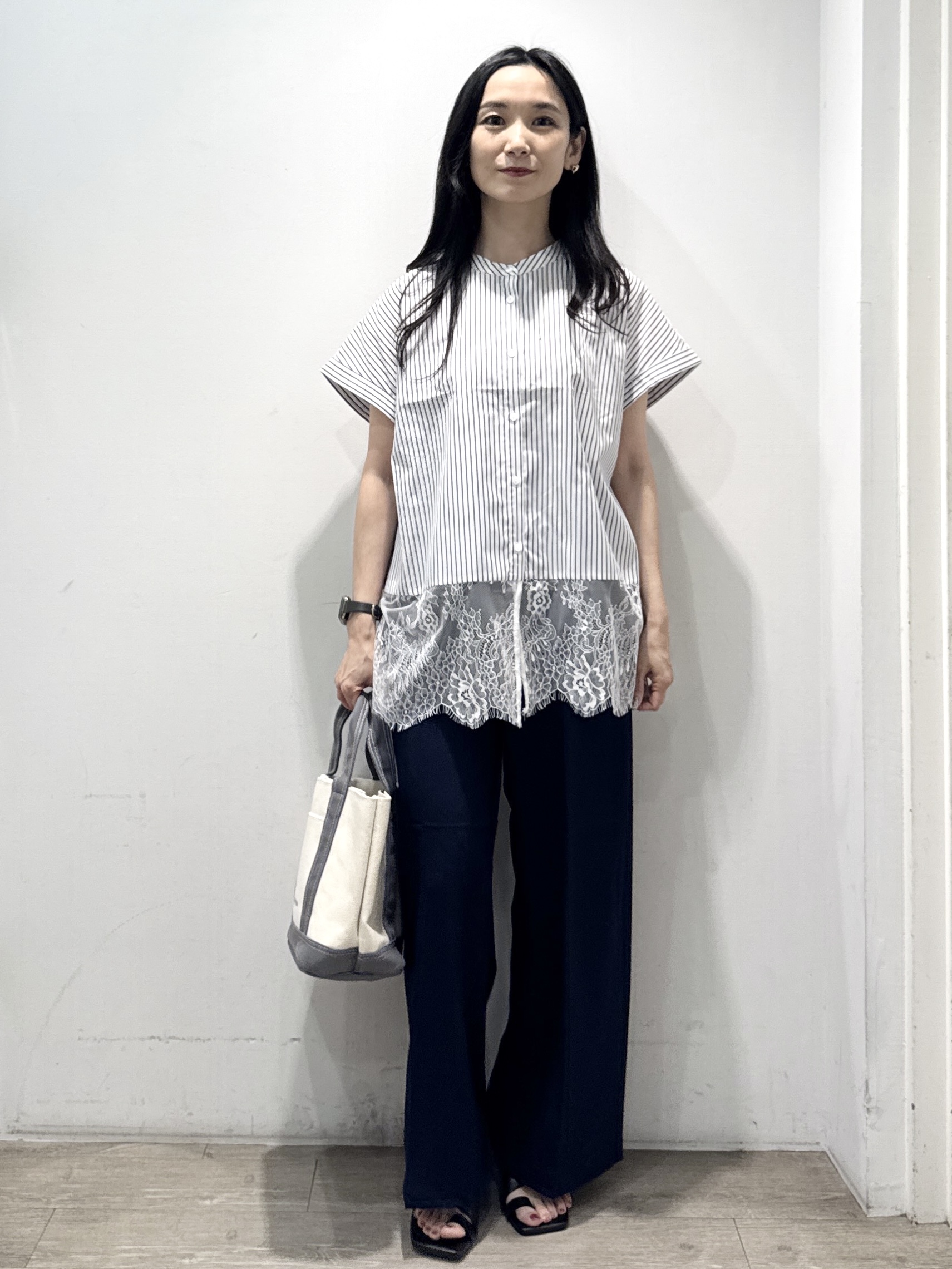 yuicciさんの「OPAQUE.CLIP｜裾レースフレンチスリーブブラウス【洗濯機OK】」を使ったコーディネート
