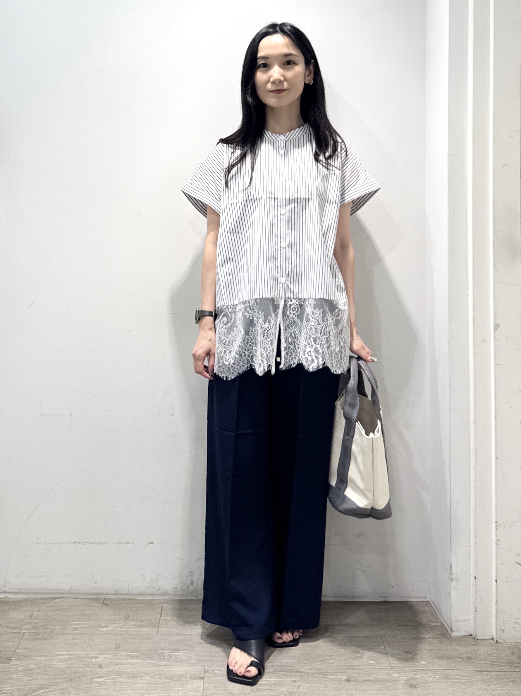 yuicciさんの「OPAQUE.CLIP｜裾レースフレンチスリーブブラウス【洗濯機OK】」を使ったコーディネート