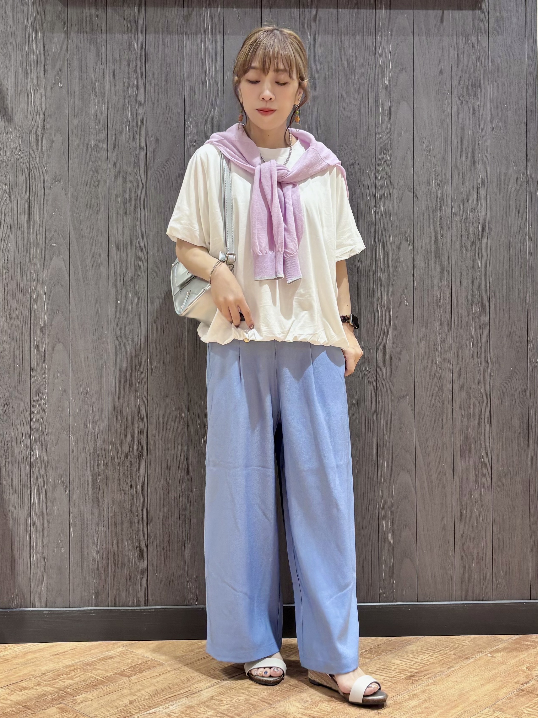 meiさんの「SHOO･LA･RUE｜【洗濯機可/体型カバー】インせず着られる バルーンデザインTシャツ」を使ったコーディネート