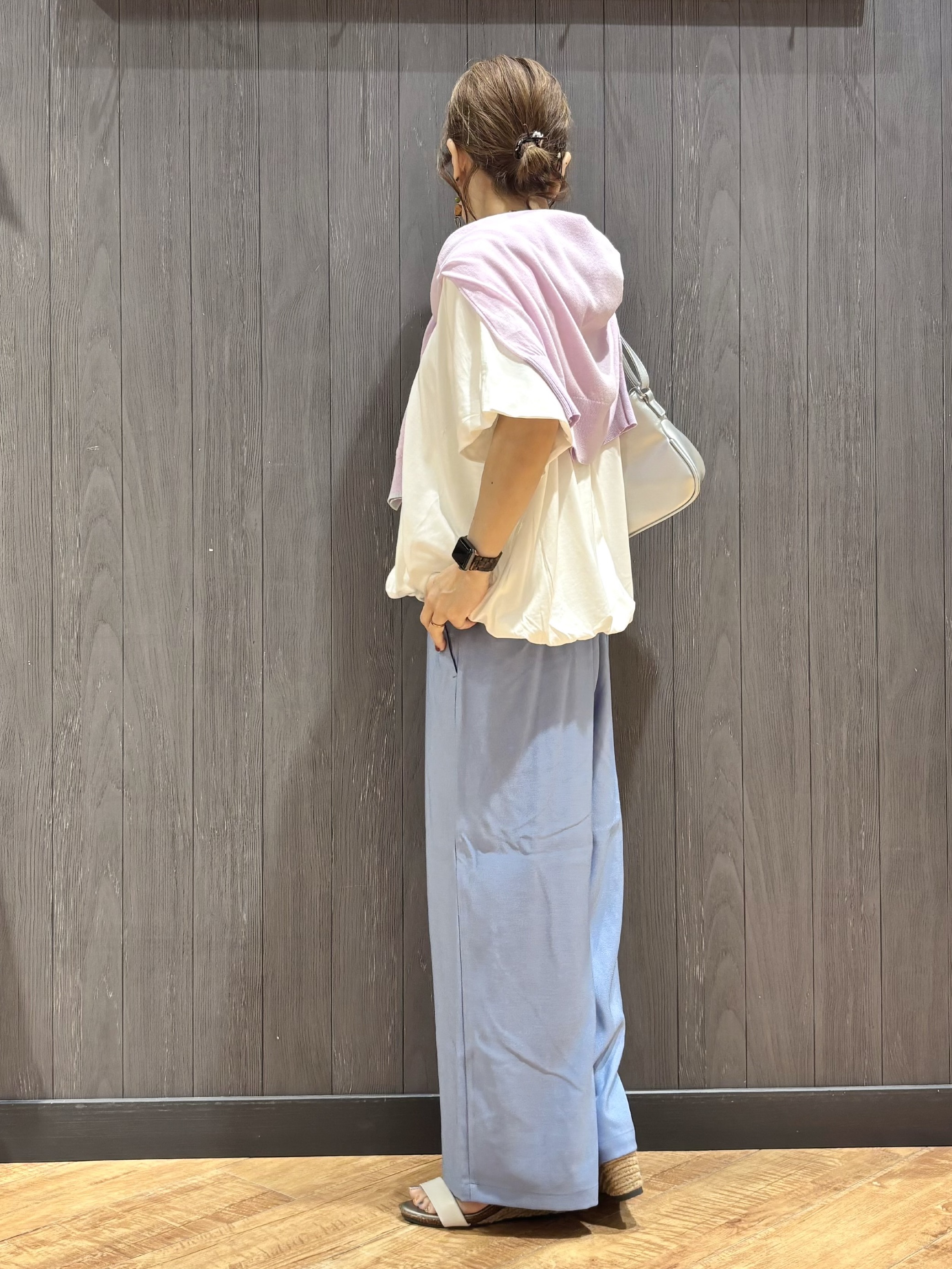 meiさんの「SHOO･LA･RUE｜【洗濯機可/体型カバー】インせず着られる バルーンデザインTシャツ」を使ったコーディネート