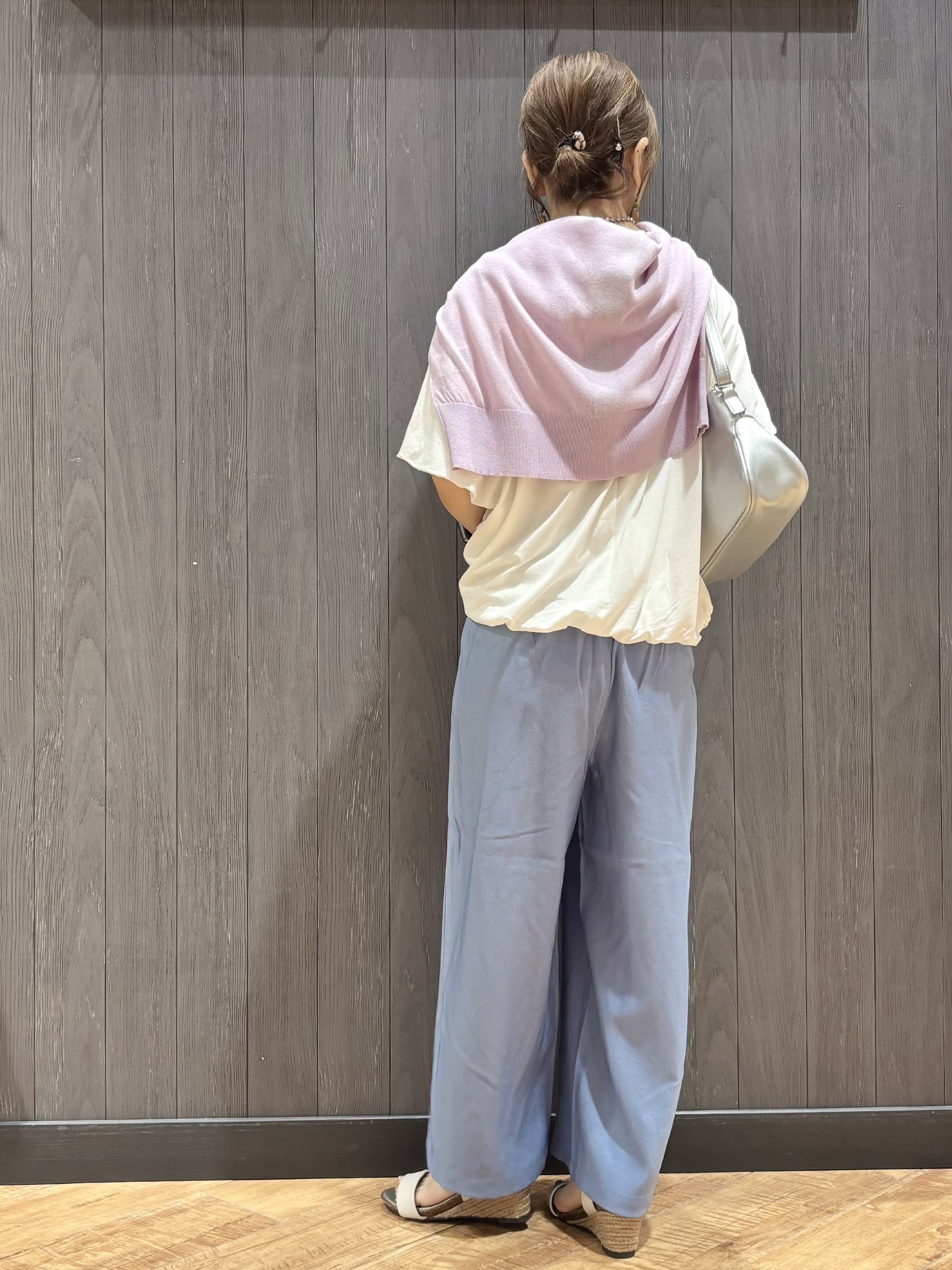 meiさんの「SHOO･LA･RUE｜【洗濯機可/体型カバー】インせず着られる バルーンデザインTシャツ」を使ったコーディネート