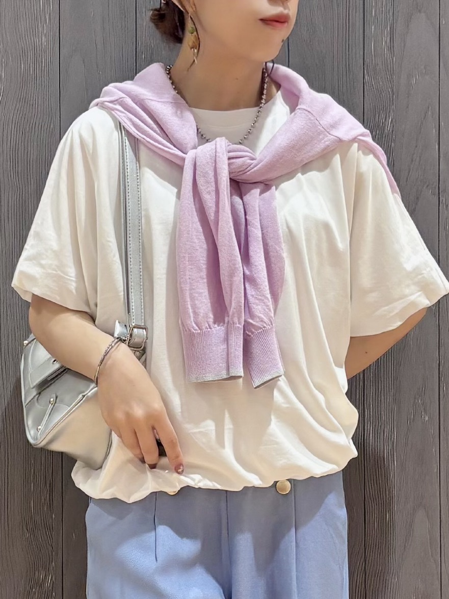 meiさんの「SHOO･LA･RUE｜【洗濯機可/体型カバー】インせず着られる バルーンデザインTシャツ」を使ったコーディネート