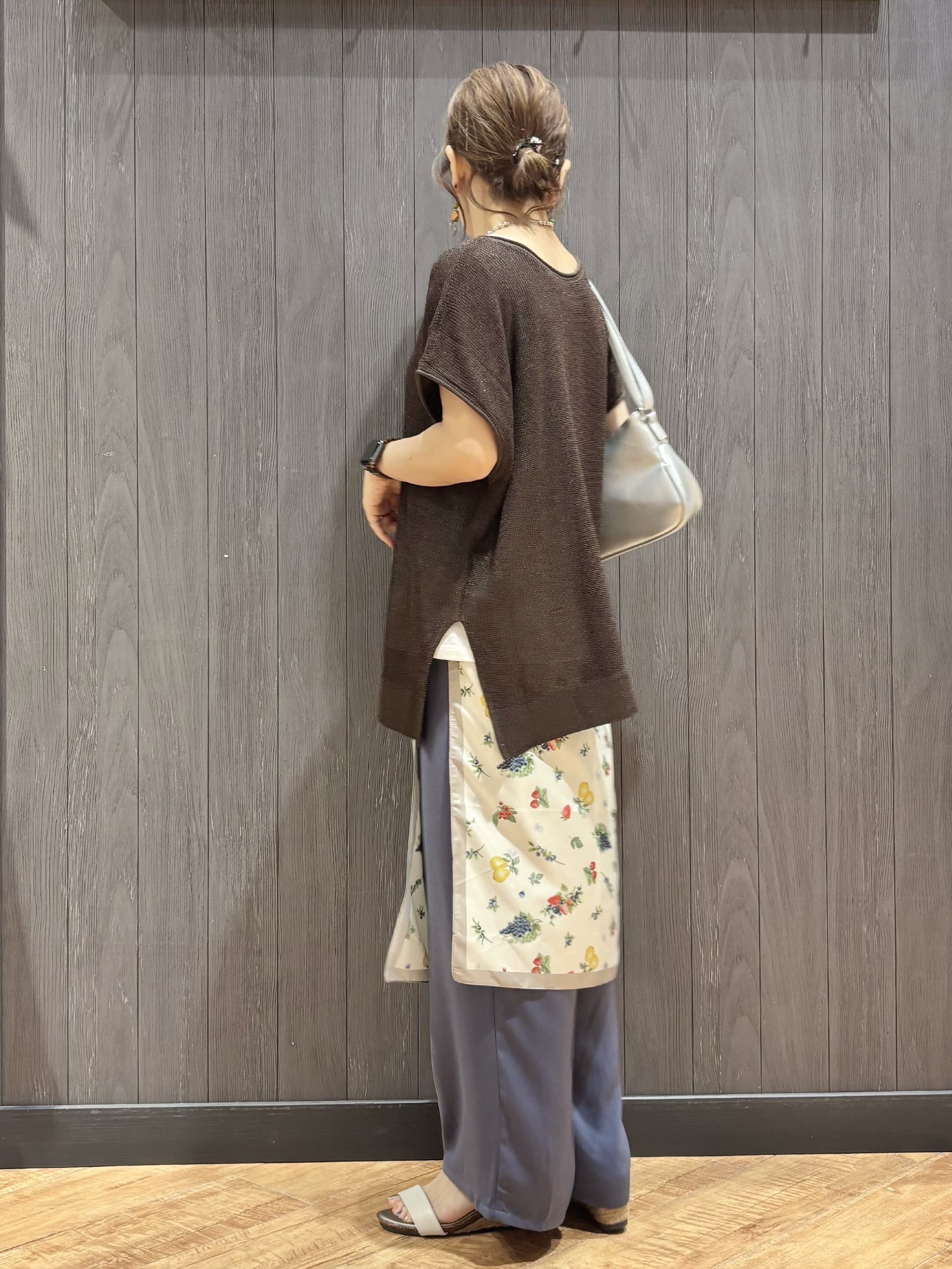 meiさんの「SHOO･LA･RUE｜【2点セット/前後2WAY/洗濯機可/S-LL】体型カバーも叶う ラメ畦ニット+タンクトップ」を使ったコーディネート
