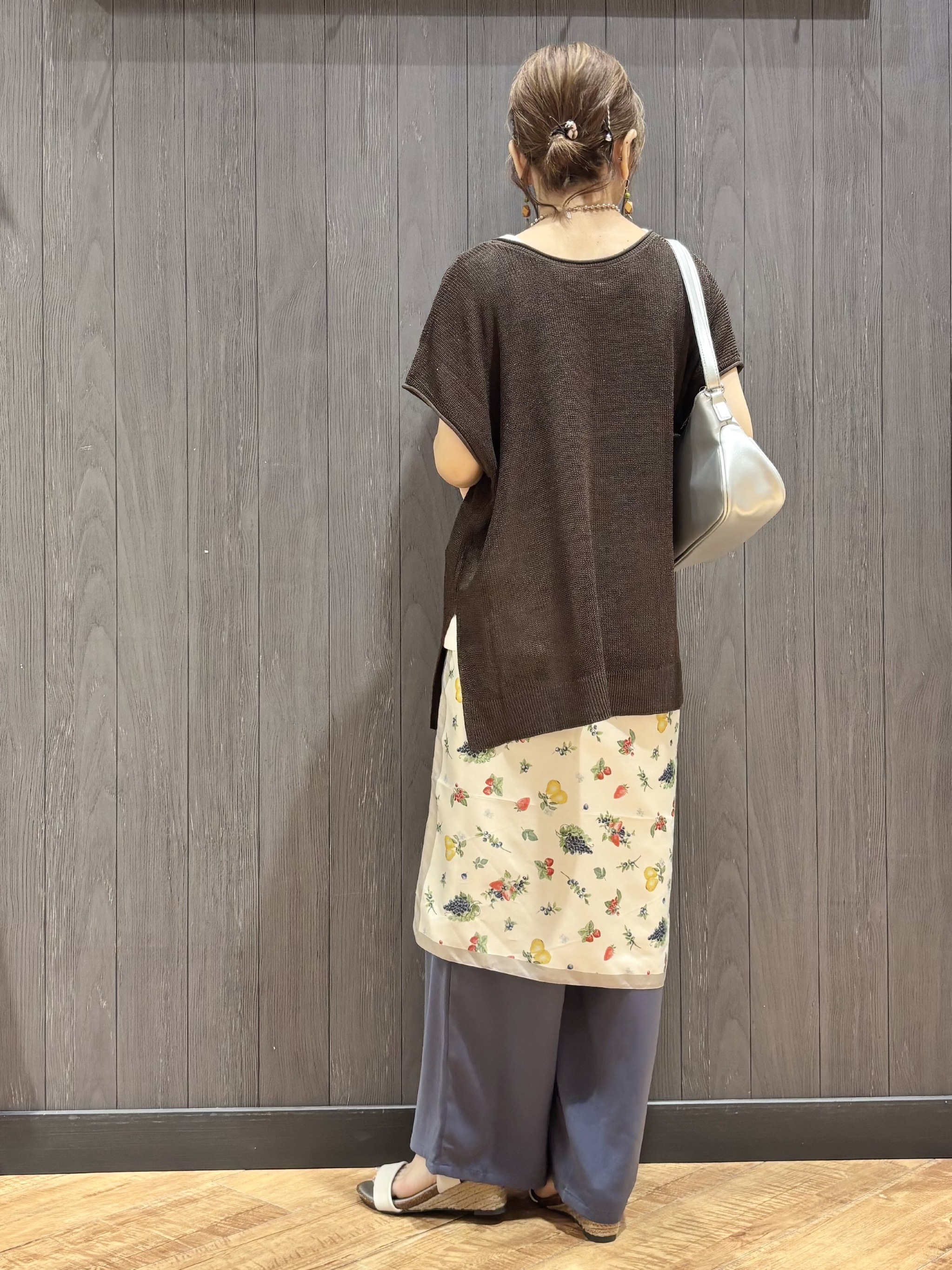 meiさんの「SHOO･LA･RUE｜【2点セット/前後2WAY/洗濯機可/S-LL】体型カバーも叶う ラメ畦ニット+タンクトップ」を使ったコーディネート