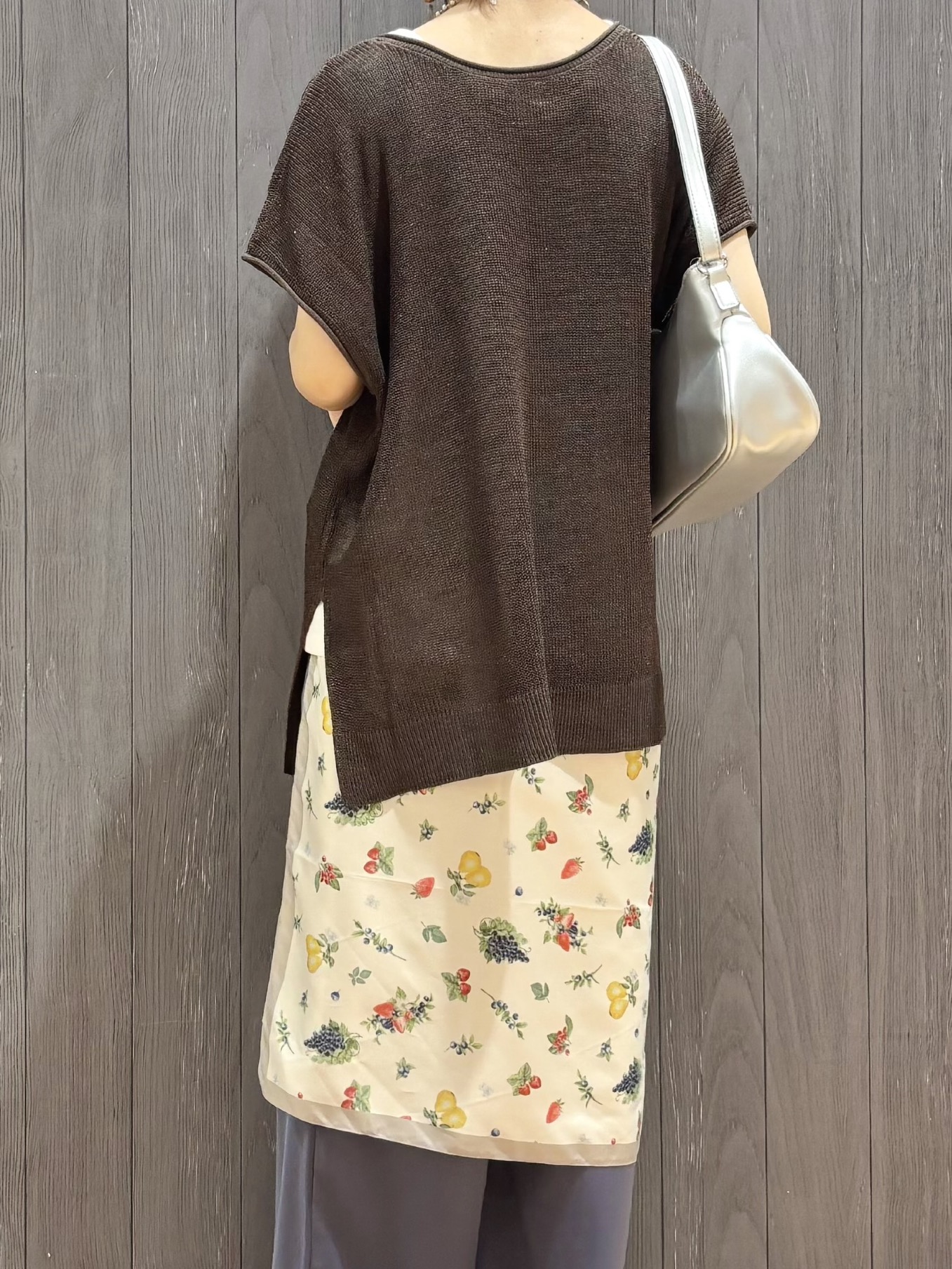meiさんの「SHOO･LA･RUE｜【2点セット/前後2WAY/洗濯機可/S-LL】体型カバーも叶う ラメ畦ニット+タンクトップ」を使ったコーディネート