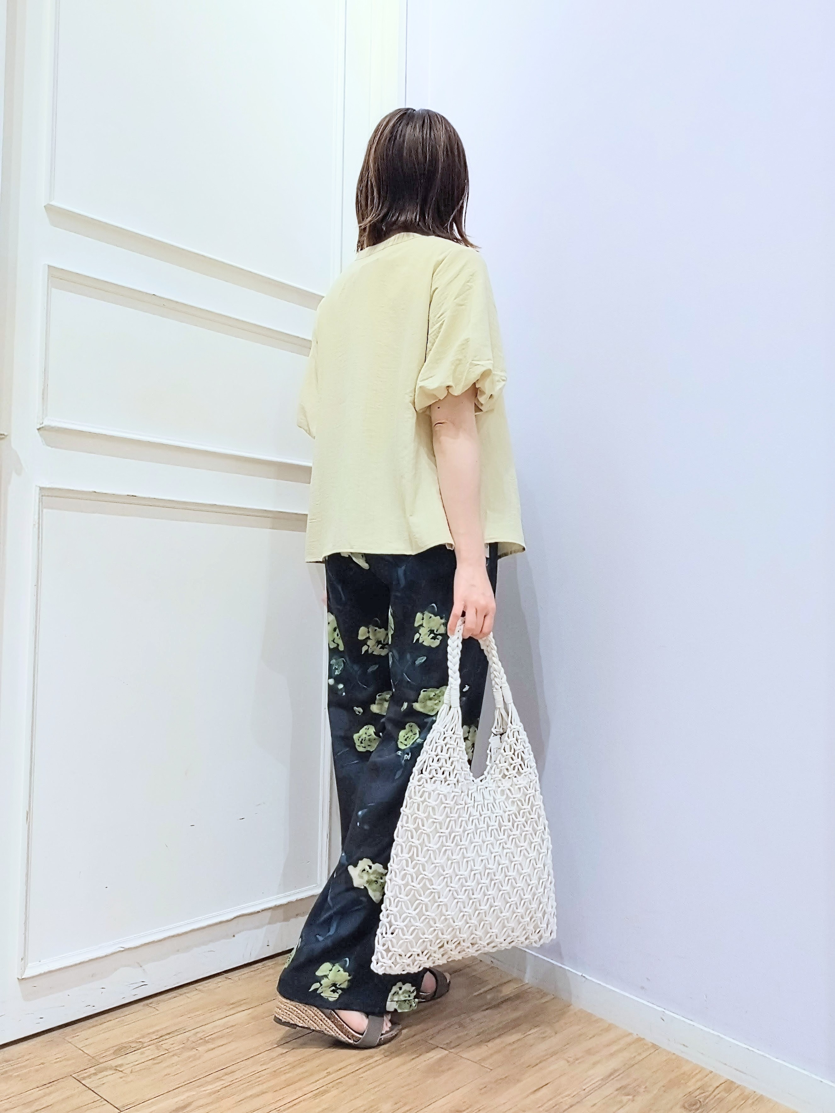miomioさんの「SHOO･LA･RUE｜【洗濯機可】バルーンスリーブで二の腕カバー キーネック5分袖ブラウス」を使ったコーディネート