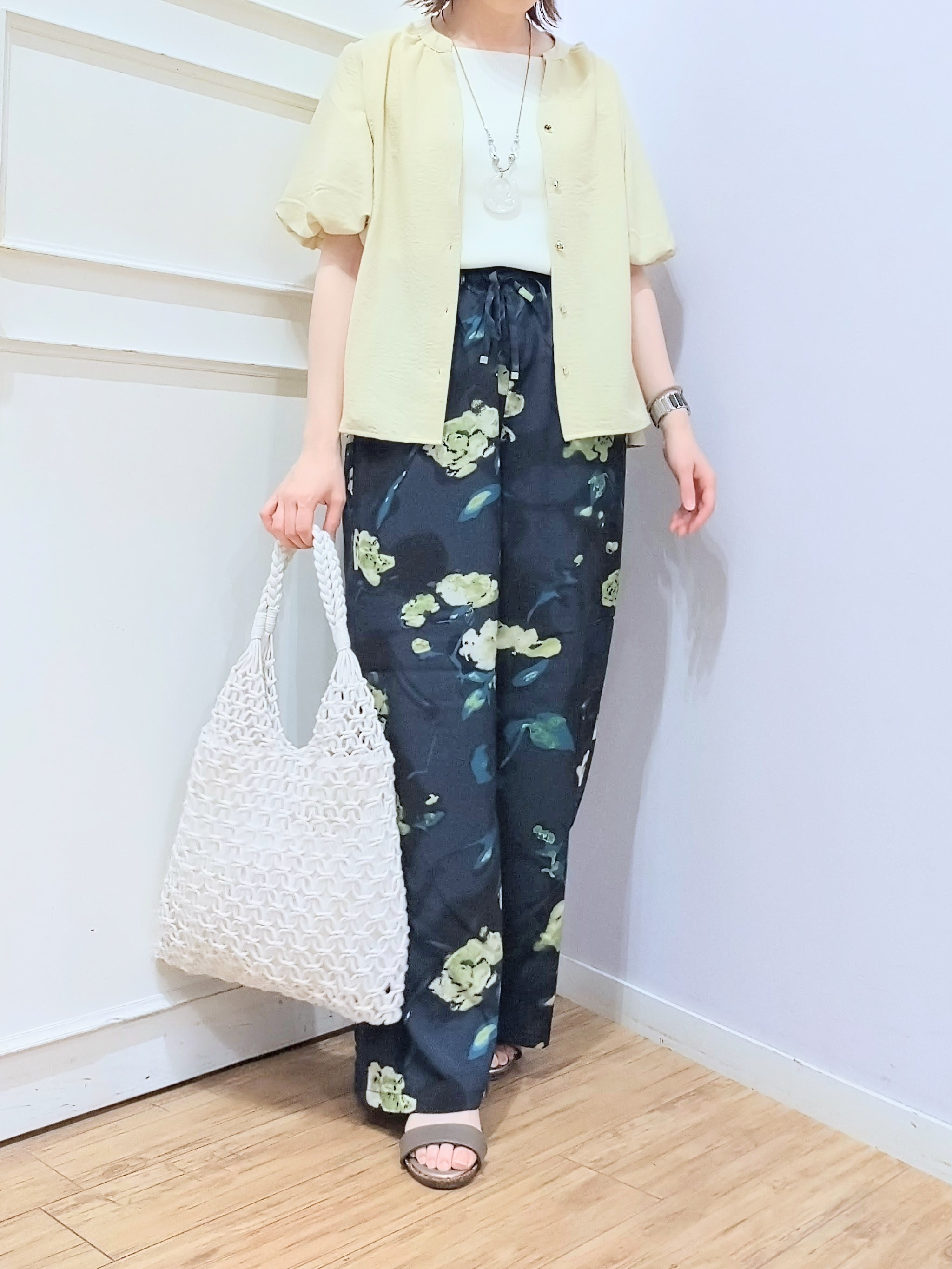 miomioさんの「SHOO･LA･RUE｜【洗濯機可】バルーンスリーブで二の腕カバー キーネック5分袖ブラウス」を使ったコーディネート
