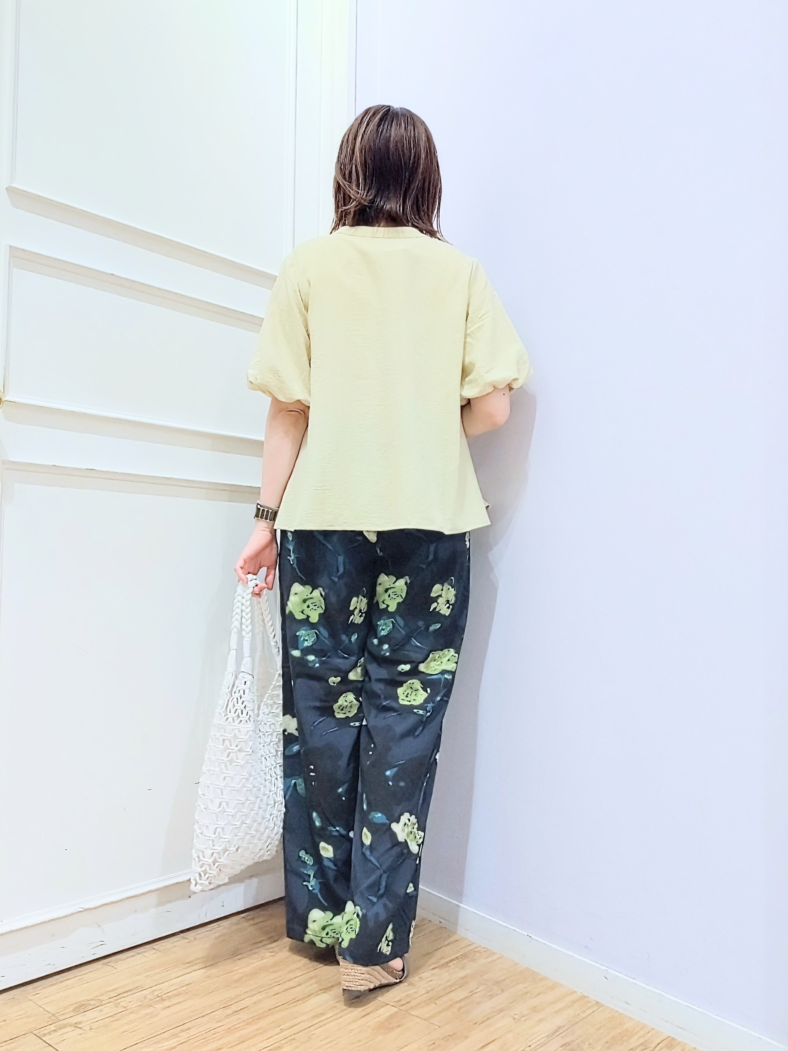 miomioさんの「SHOO･LA･RUE｜【洗濯機可】バルーンスリーブで二の腕カバー キーネック5分袖ブラウス」を使ったコーディネート