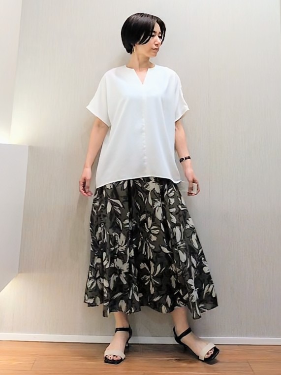 ミズタさんの「UNTITLED｜【UV/接触冷感/セットアップ可】リラクシーキーVネックブラウス」を使ったコーディネート