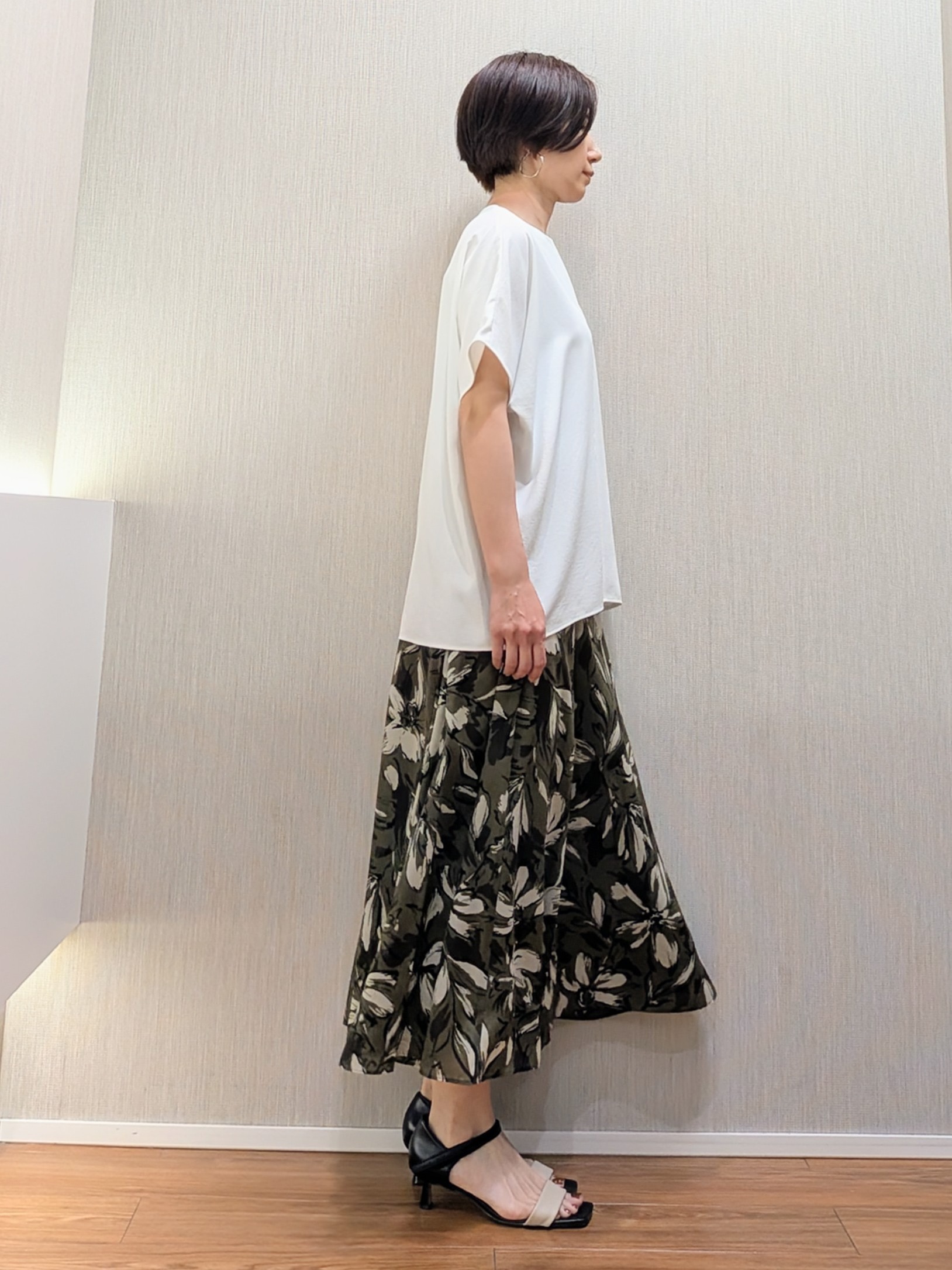 ミズタさんの「UNTITLED｜【UV/接触冷感/セットアップ可】リラクシーキーVネックブラウス」を使ったコーディネート