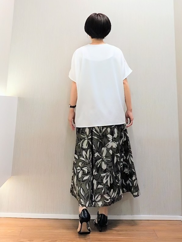 ミズタさんの「UNTITLED｜【UV/接触冷感/セットアップ可】リラクシーキーVネックブラウス」を使ったコーディネート