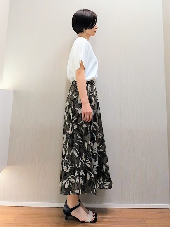 ミズタさんの「UNTITLED｜【UV/接触冷感/セットアップ可】リラクシーキーVネックブラウス」を使ったコーディネート