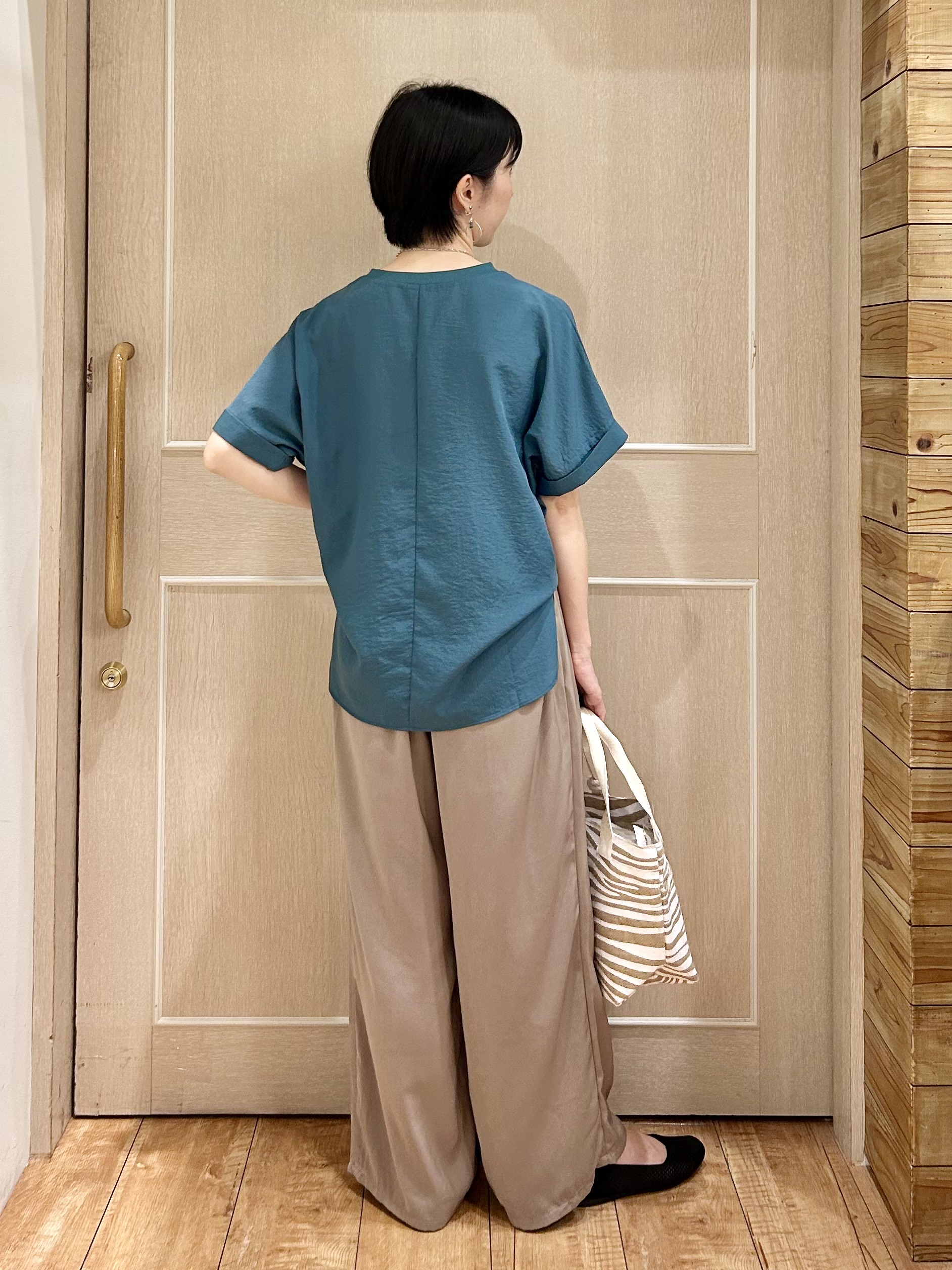 ちぐささんの「SHOO･LA･RUE｜【着丈選べる/体型カバー】洗濯後しわになりにくい さらっと快適ドルマントップス」を使ったコーディネート