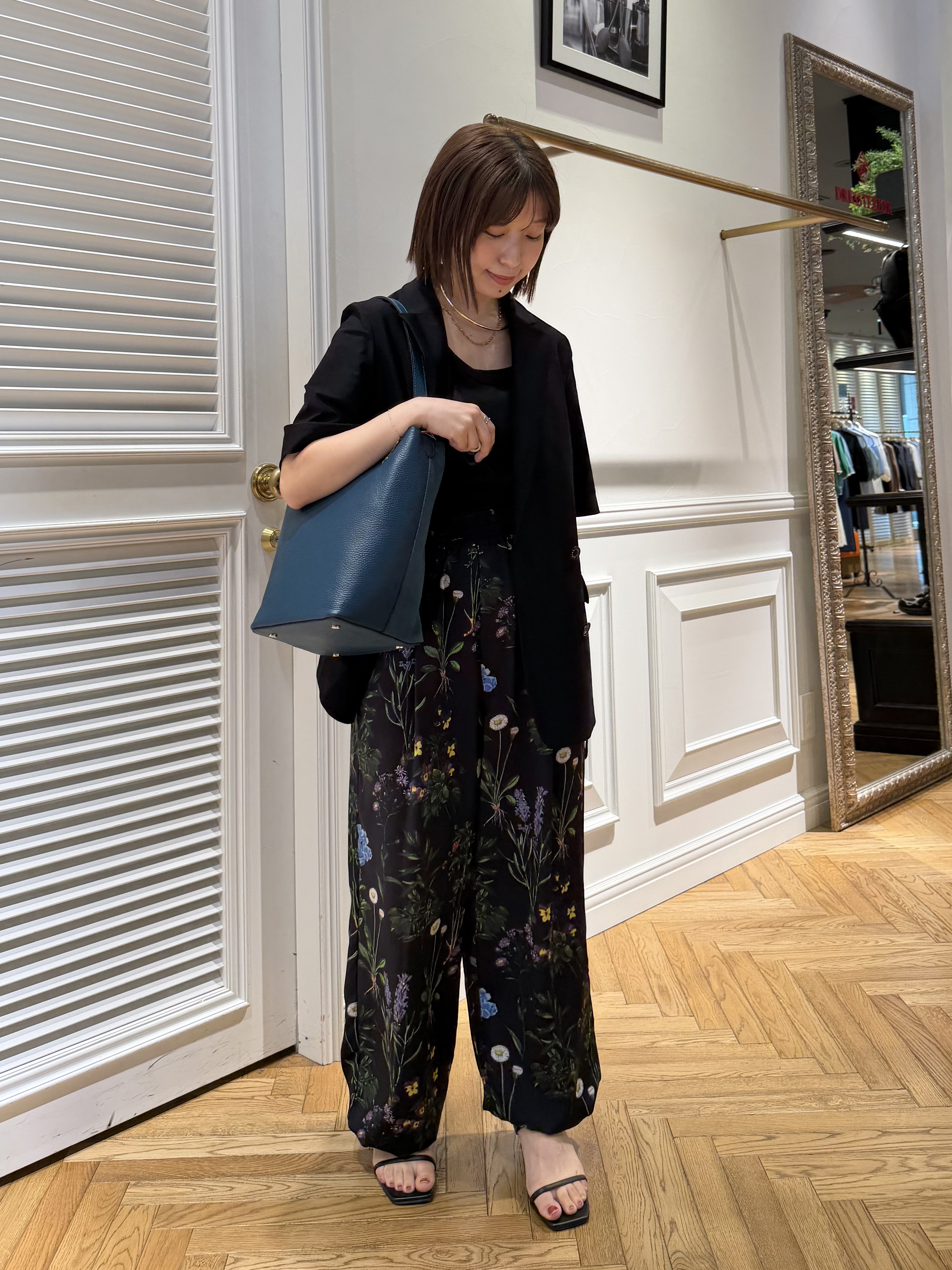 つじ まこさんの「DRESSTERIOR｜バイカラーバングル」を使ったコーディネート