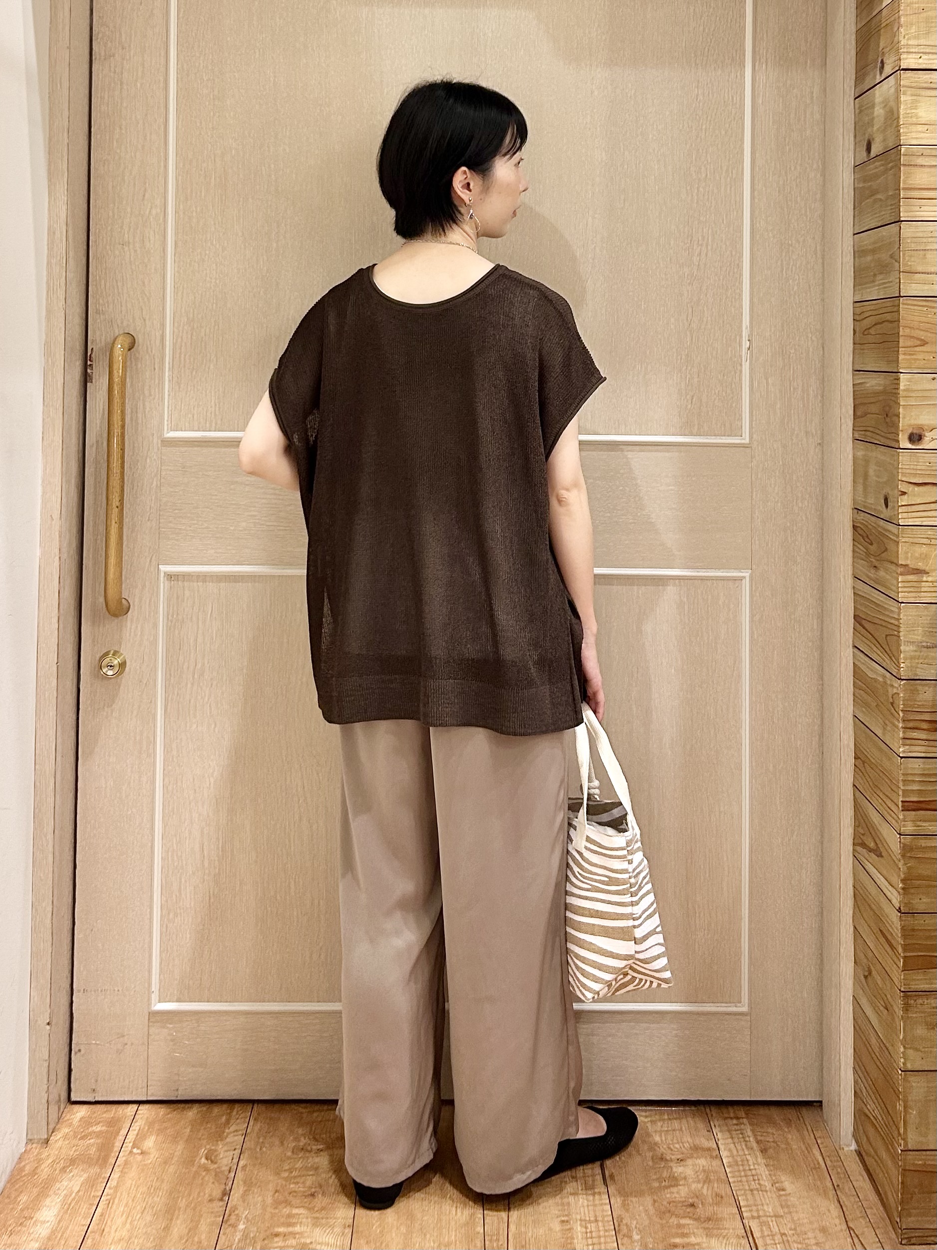 ちぐささんの「SHOO･LA･RUE｜【2点セット/前後2WAY/洗濯機可/S-LL】体型カバーも叶う ラメ畦ニット+タンクトップ」を使ったコーディネート