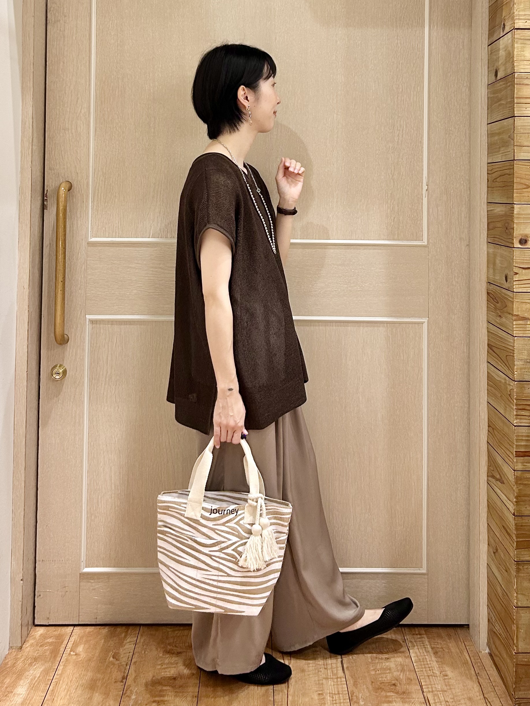 ちぐささんの「SHOO･LA･RUE｜【2点セット/前後2WAY/洗濯機可/S-LL】体型カバーも叶う ラメ畦ニット+タンクトップ」を使ったコーディネート