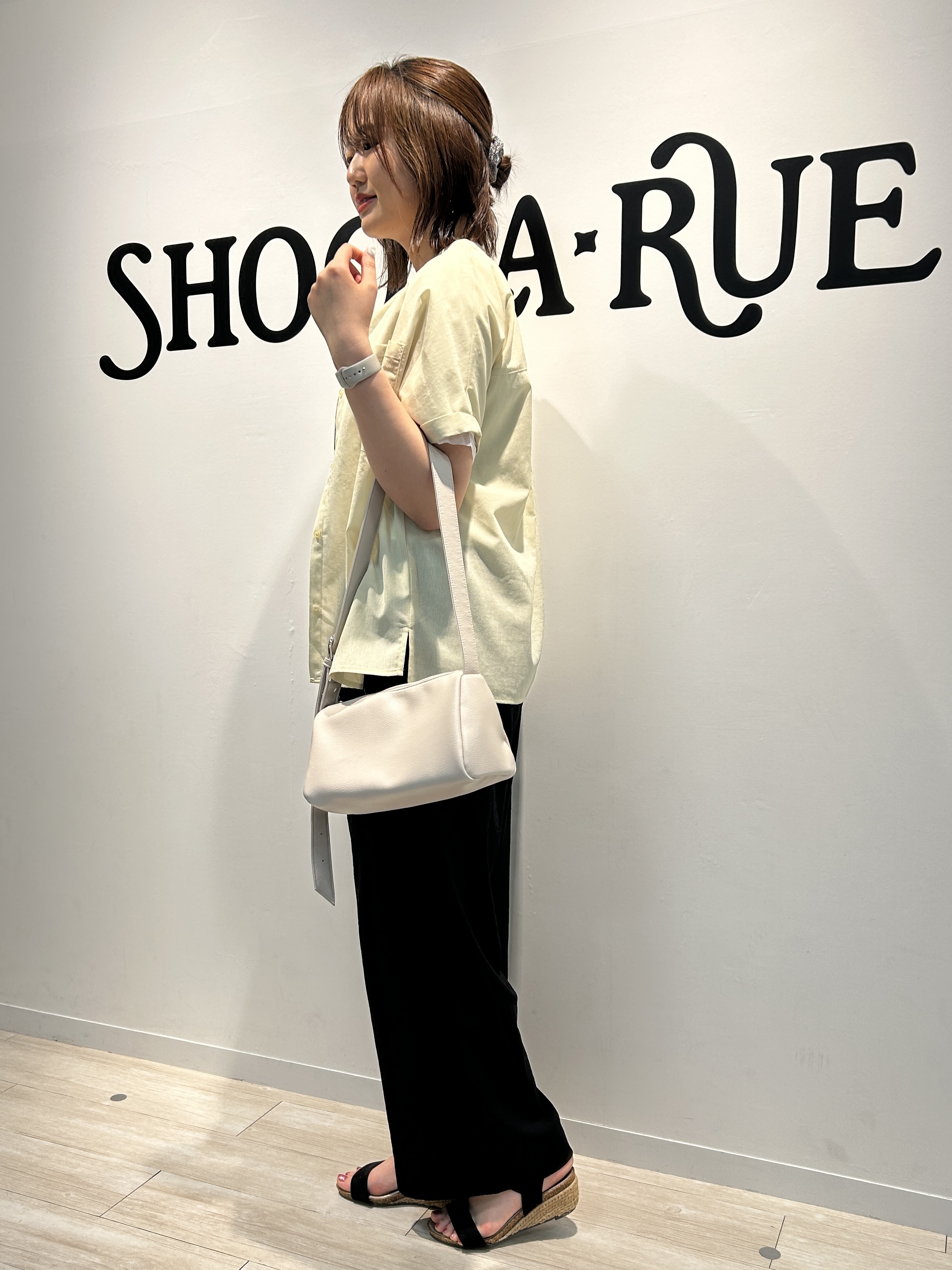 akariさんの「SHOO･LA･RUE｜【通気性〇/UV/S-LL】風が通り抜ける 半袖バンドカラーシアーシャツ」を使ったコーディネート