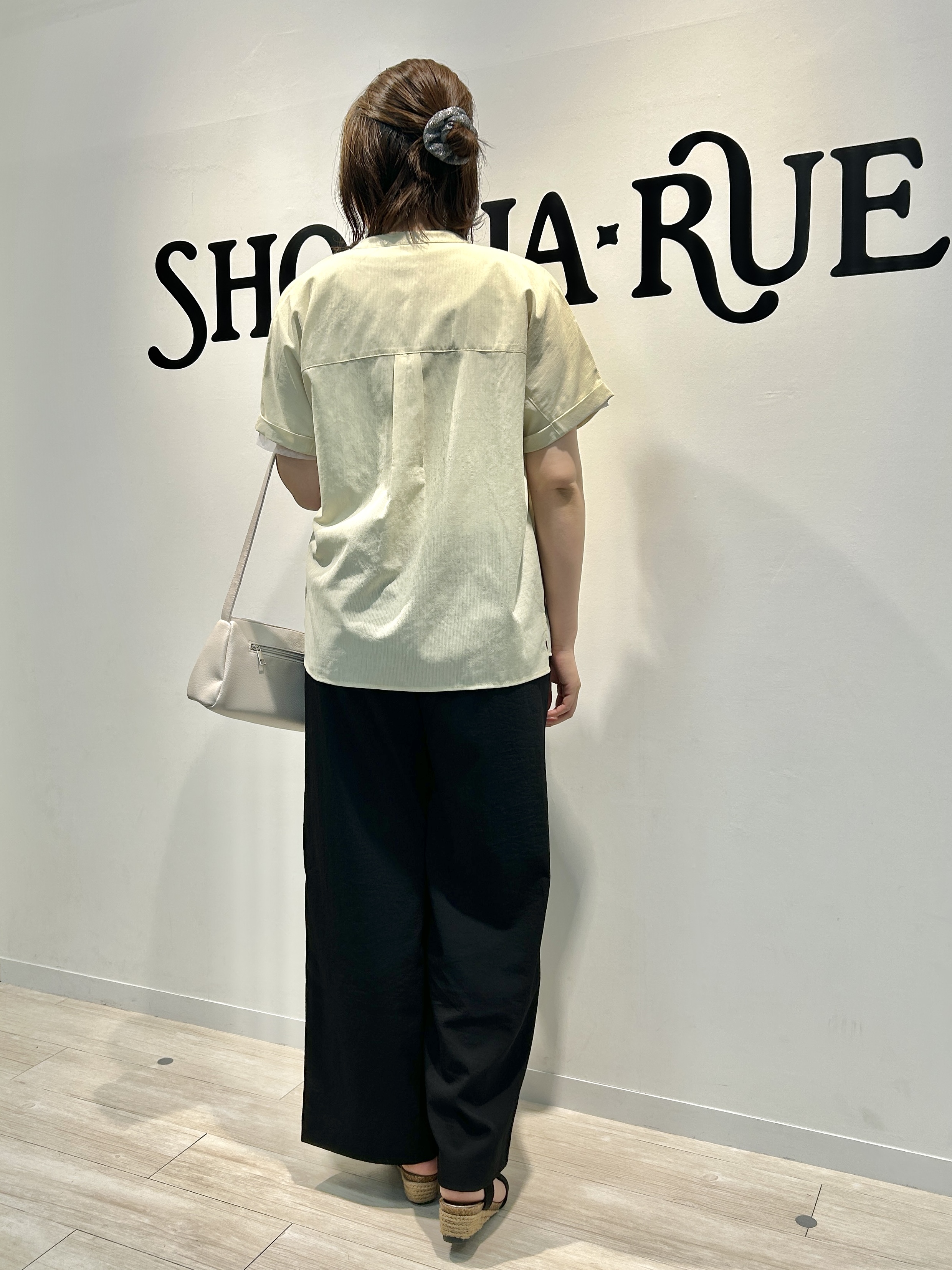 akariさんの「SHOO･LA･RUE｜【通気性〇/UV/S-LL】風が通り抜ける 半袖バンドカラーシアーシャツ」を使ったコーディネート