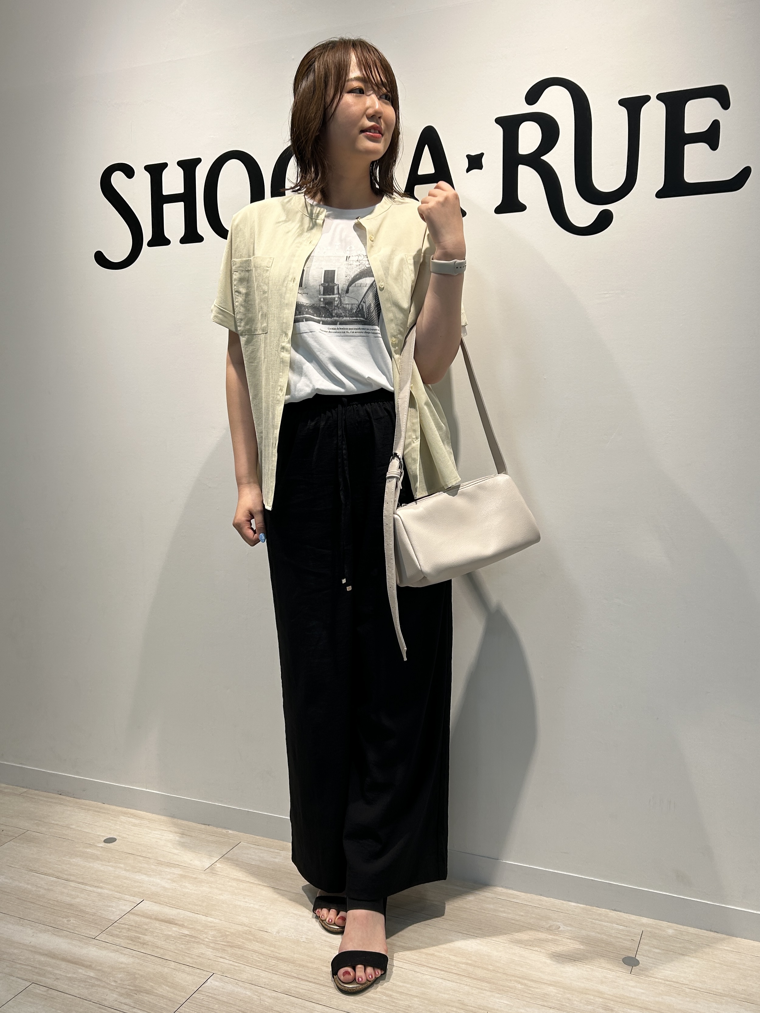 akariさんの「SHOO･LA･RUE｜【通気性〇/UV/S-LL】風が通り抜ける 半袖バンドカラーシアーシャツ」を使ったコーディネート