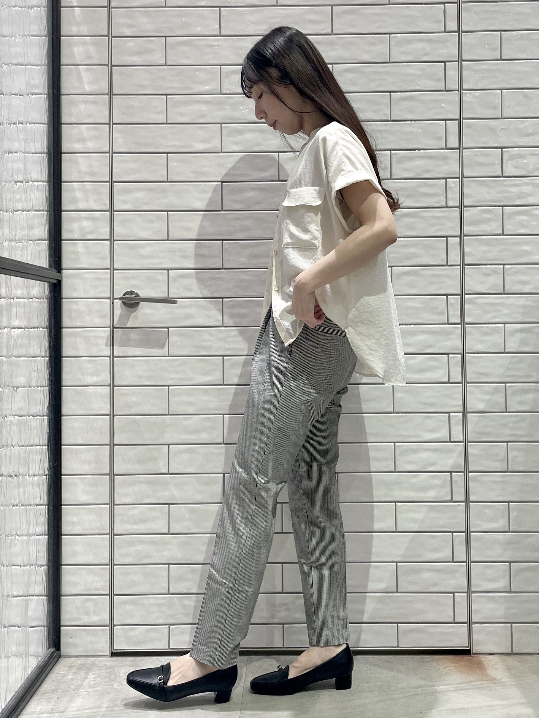 ayakaさんの「OPAQUE.CLIP｜【接触冷感】ビッグロゴ刺繍ビジュー付きTシャツ《洗濯機OK／UVケア》」を使ったコーディネート