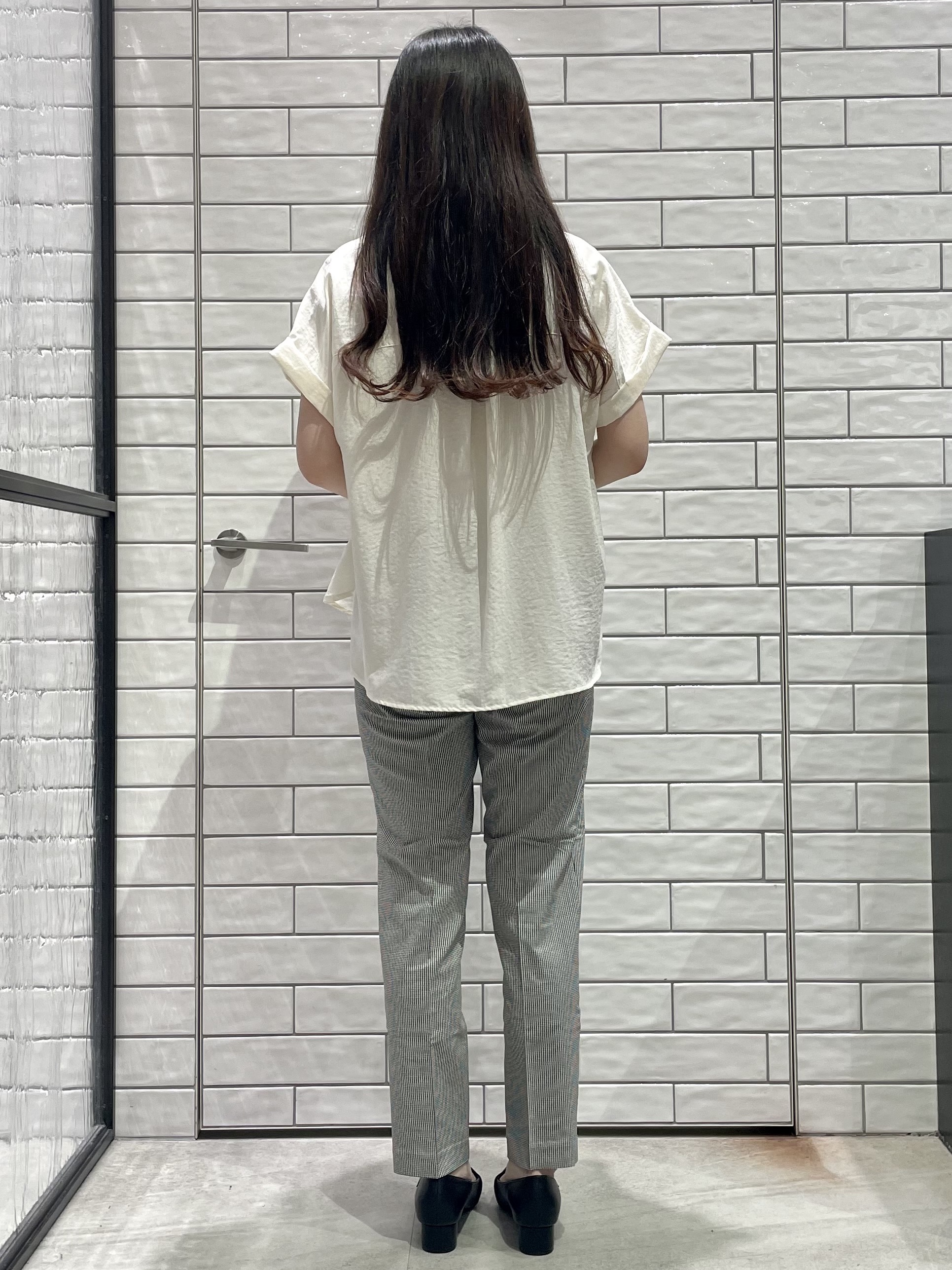 ayakaさんの「OPAQUE.CLIP｜【接触冷感】ビッグロゴ刺繍ビジュー付きTシャツ《洗濯機OK／UVケア》」を使ったコーディネート