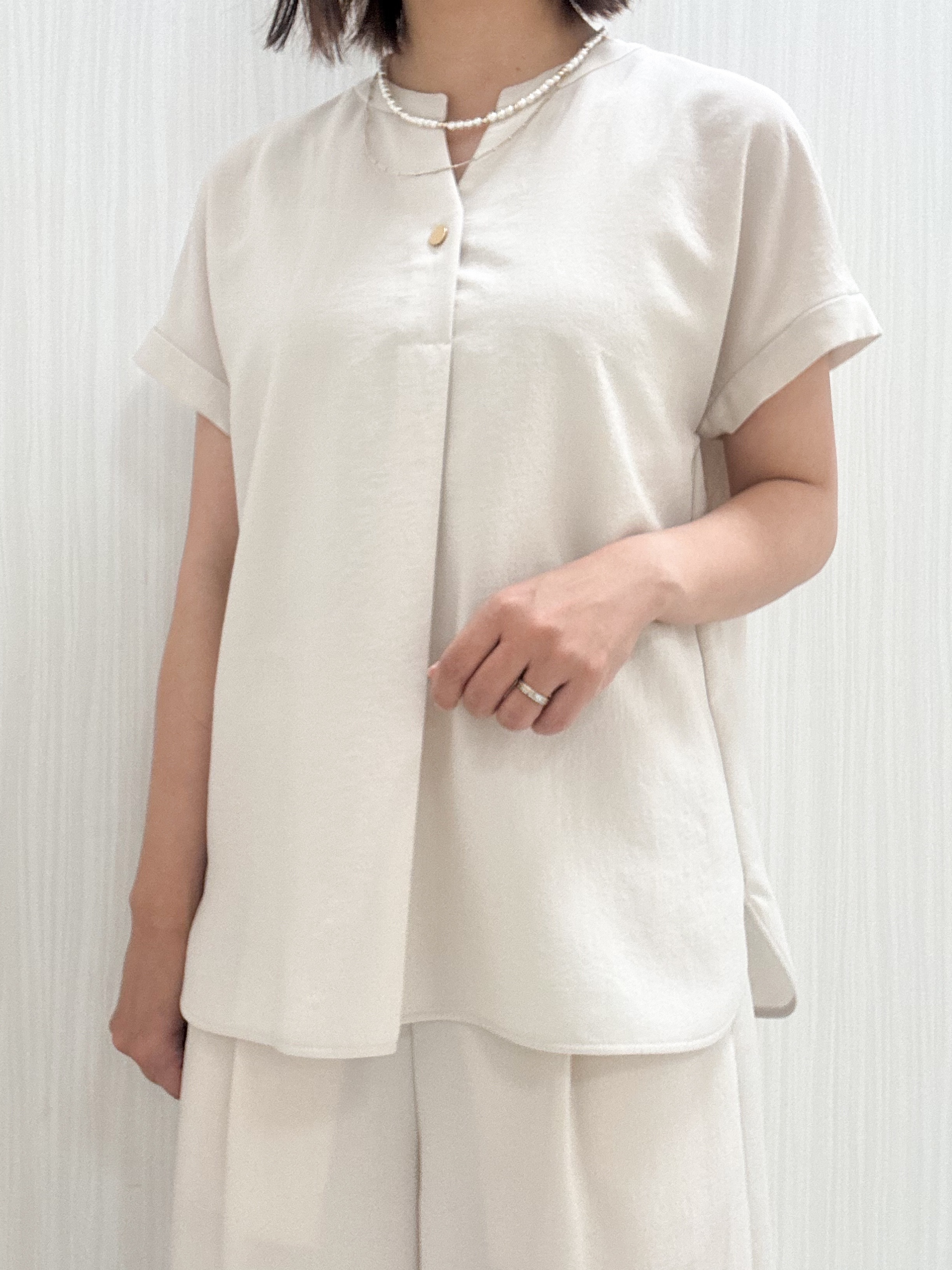 yuさんの「COUP DE CHANCE｜【手洗い可／セットアップ可】キーネックブラウス」を使ったコーディネート