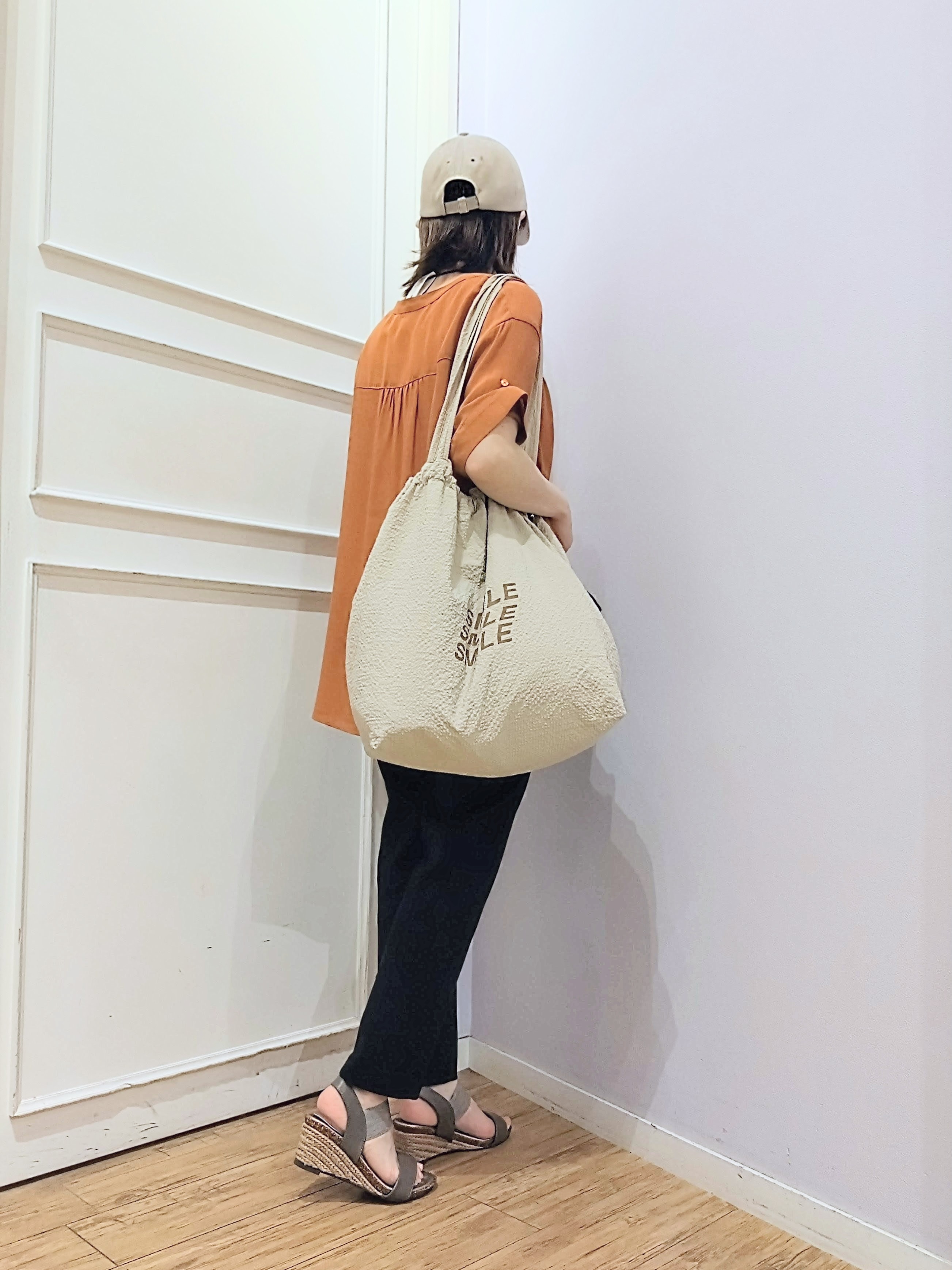miomioさんの「SHOO･LA･RUE｜【UV/洗濯機可】お袖の長さが調整出来る シャーリングスキッパーブラウス」を使ったコーディネート