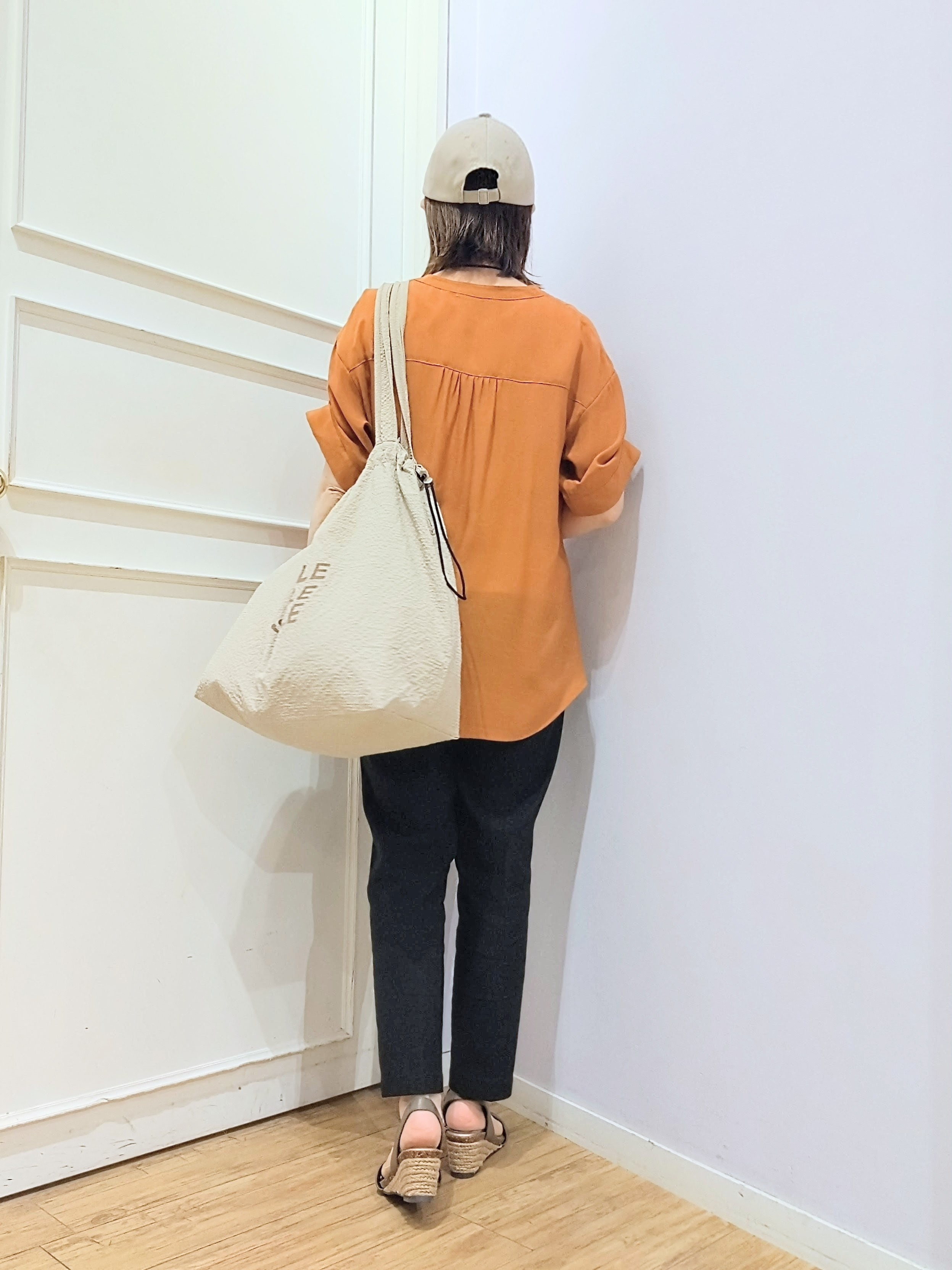 miomioさんの「SHOO･LA･RUE｜【UV/洗濯機可】お袖の長さが調整出来る シャーリングスキッパーブラウス」を使ったコーディネート
