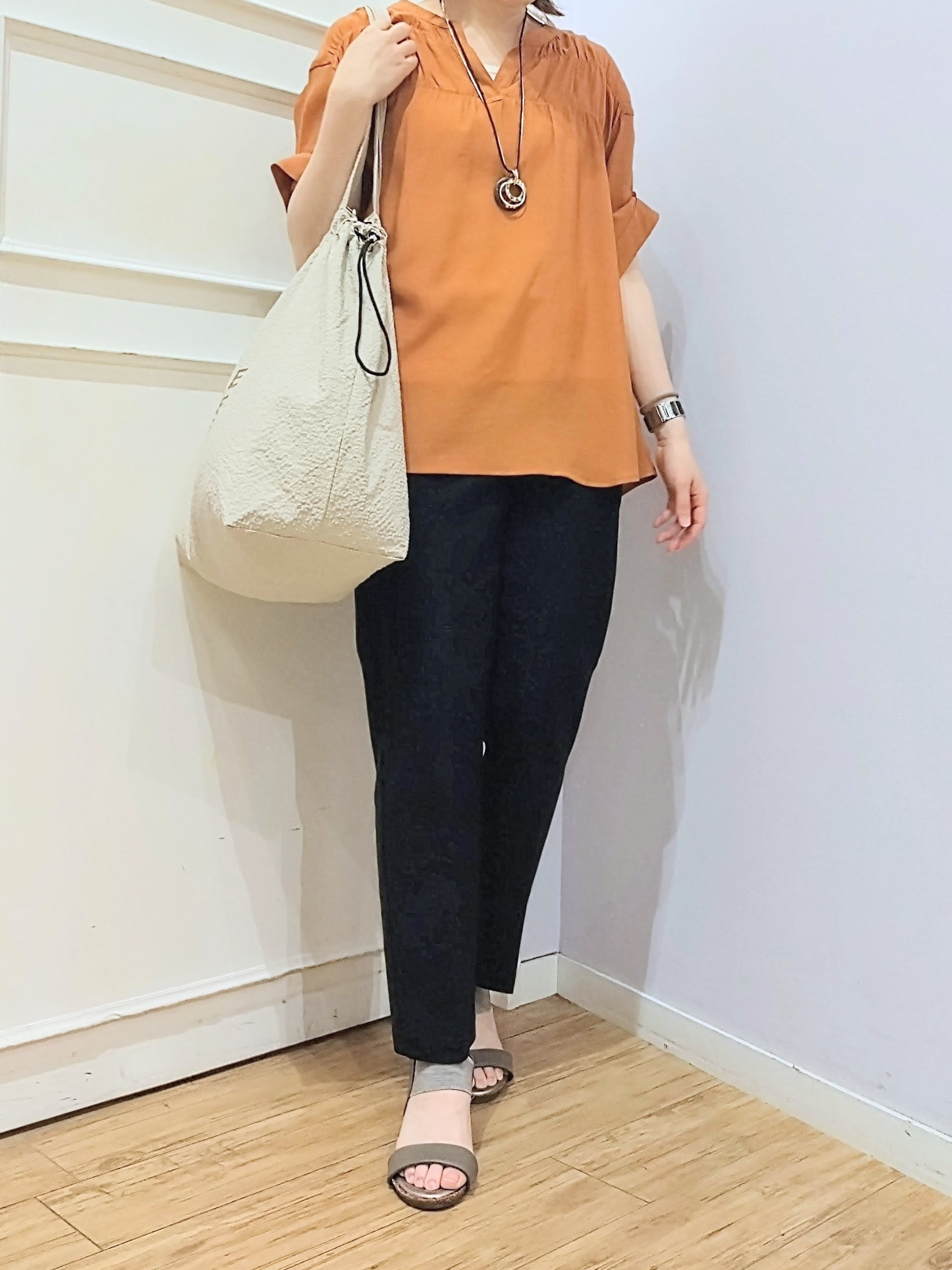 miomioさんの「SHOO･LA･RUE｜【UV/洗濯機可】お袖の長さが調整出来る シャーリングスキッパーブラウス」を使ったコーディネート