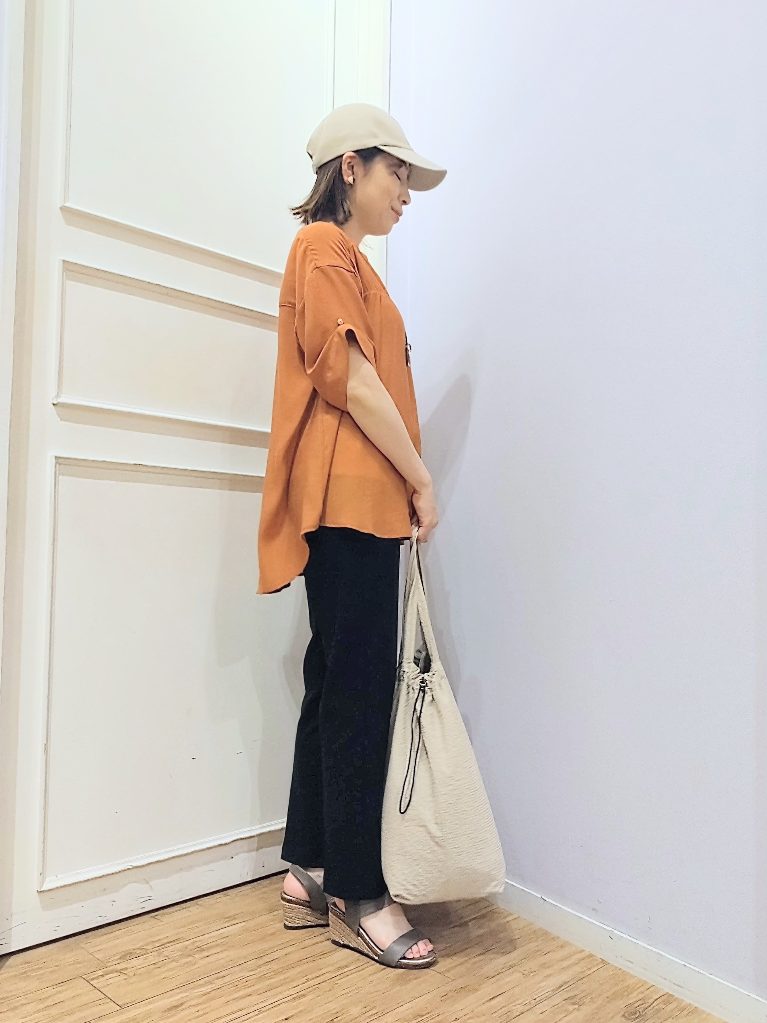 miomioさんの「SHOO･LA･RUE｜【UV/洗濯機可】お袖の長さが調整出来る シャーリングスキッパーブラウス」を使ったコーディネート
